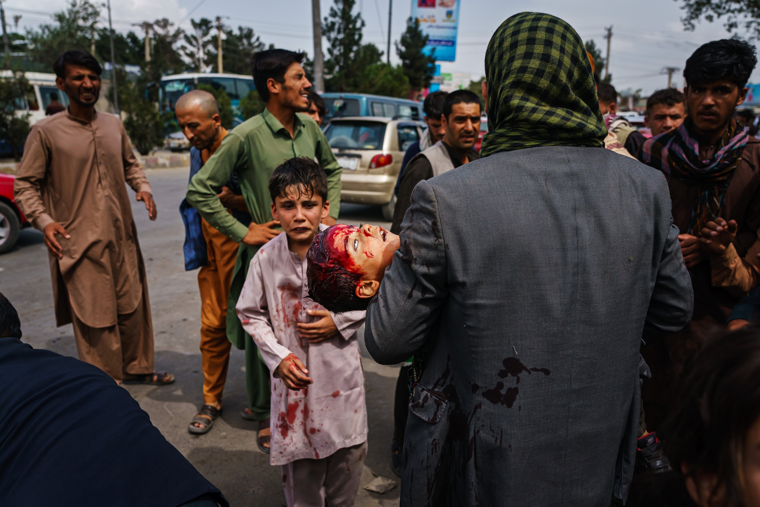 Foto’s tonen hoe taliban tekeergaan aan ‘vrije doorgang’ naar luchthaven Kaboel