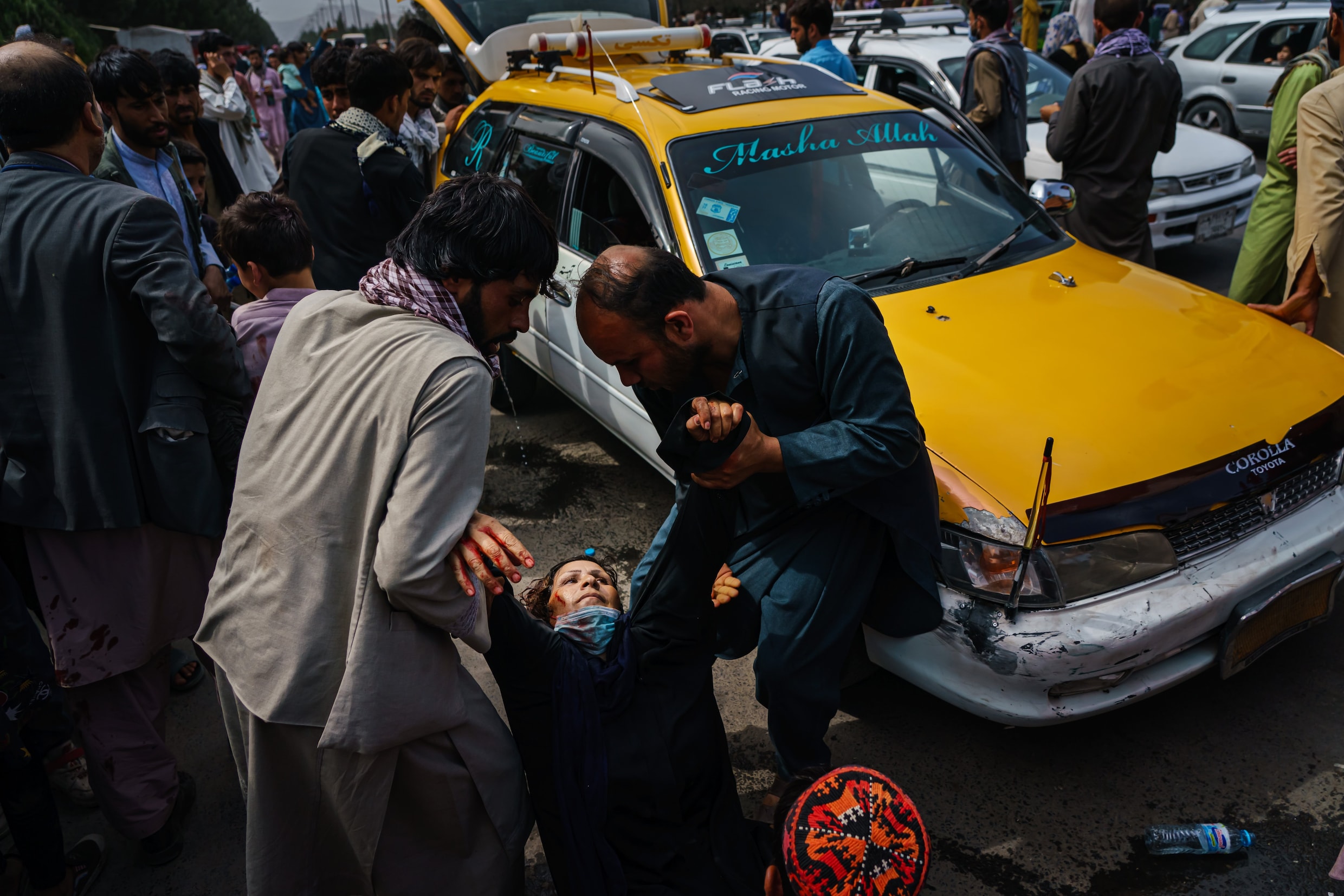 Foto’s tonen hoe taliban tekeergaan aan ‘vrije doorgang’ naar luchthaven Kaboel