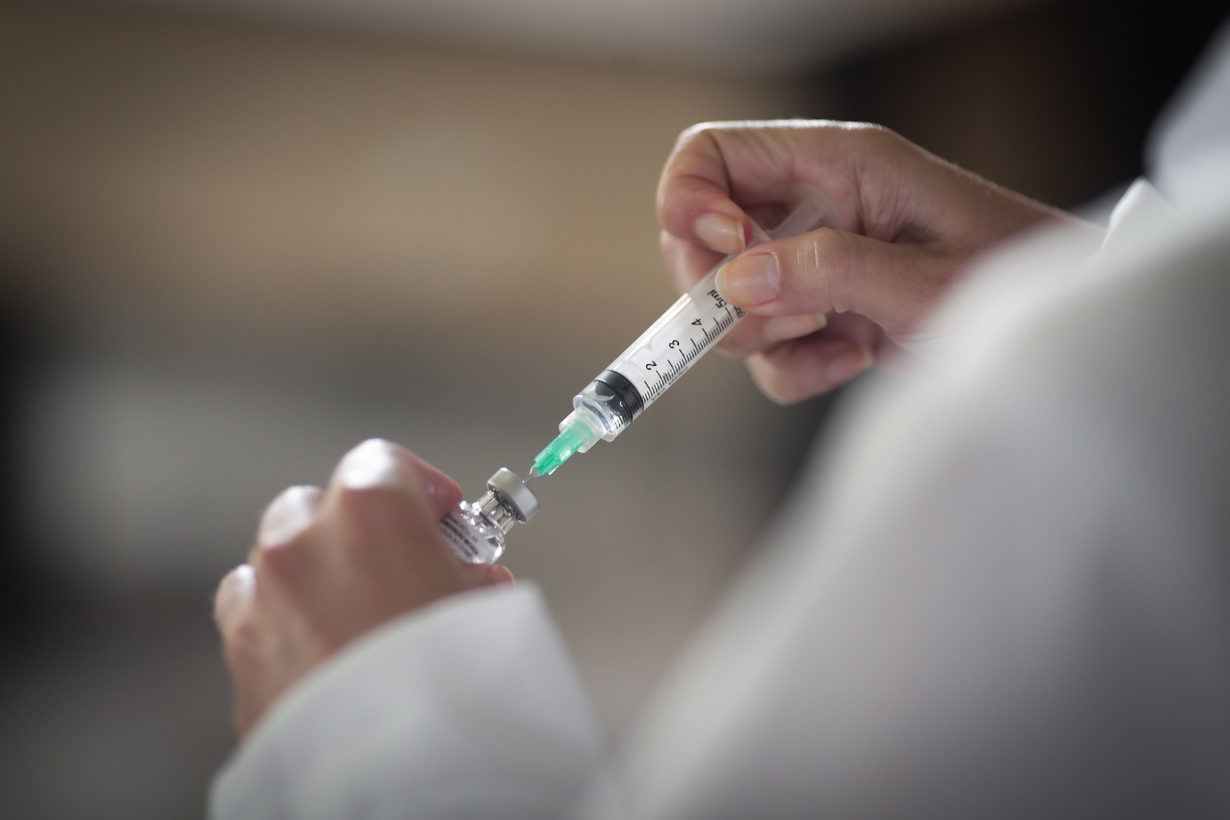 Brits onderzoek: ‘Volledig gevaccineerden kunnen evenveel virus dragen als niet-gevaccineerden’