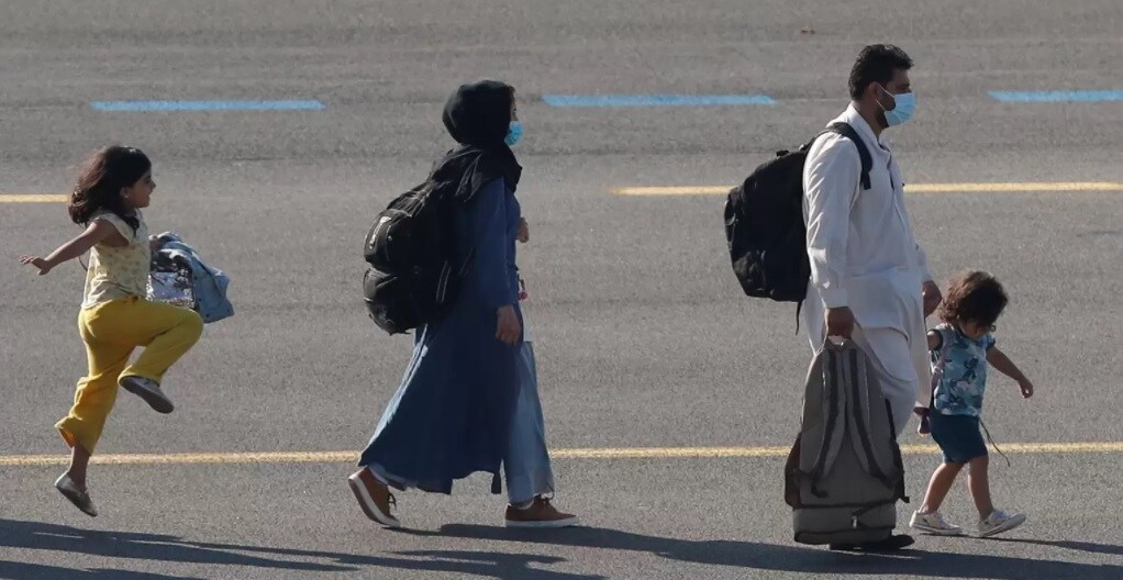 Uit Afghanistan geëvacueerd meisje huppelt België binnen (en verovert sociale media)