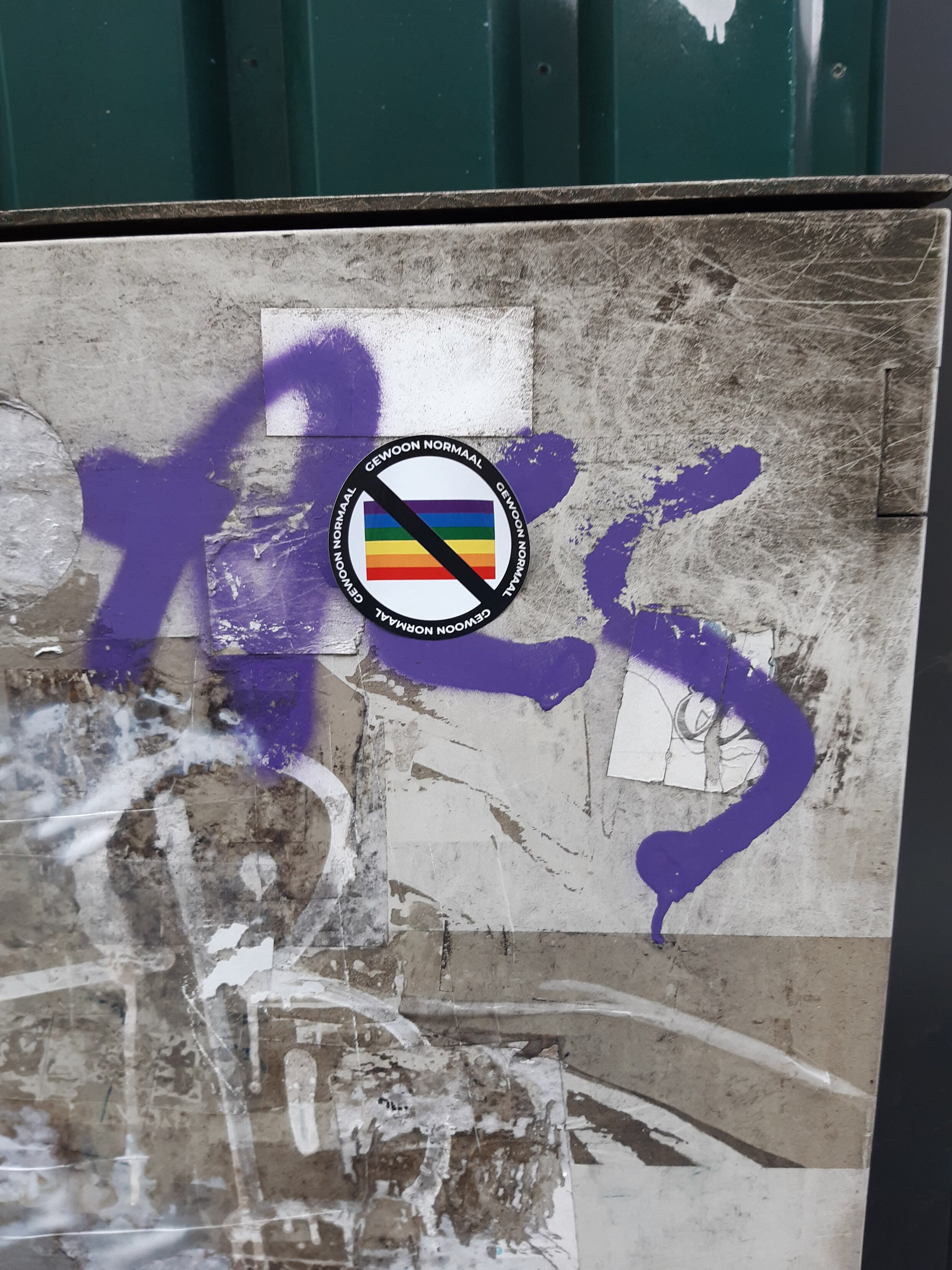 Anti-LGBTQ-stickers duiken op in Antwerpen, politie start onderzoek