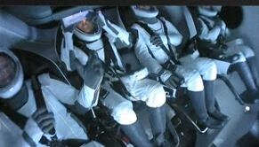 ▶ In beeld: eerste ‘burgervlucht’ met SpaceX-toeristen veilig geland in Atlantische Oceaan