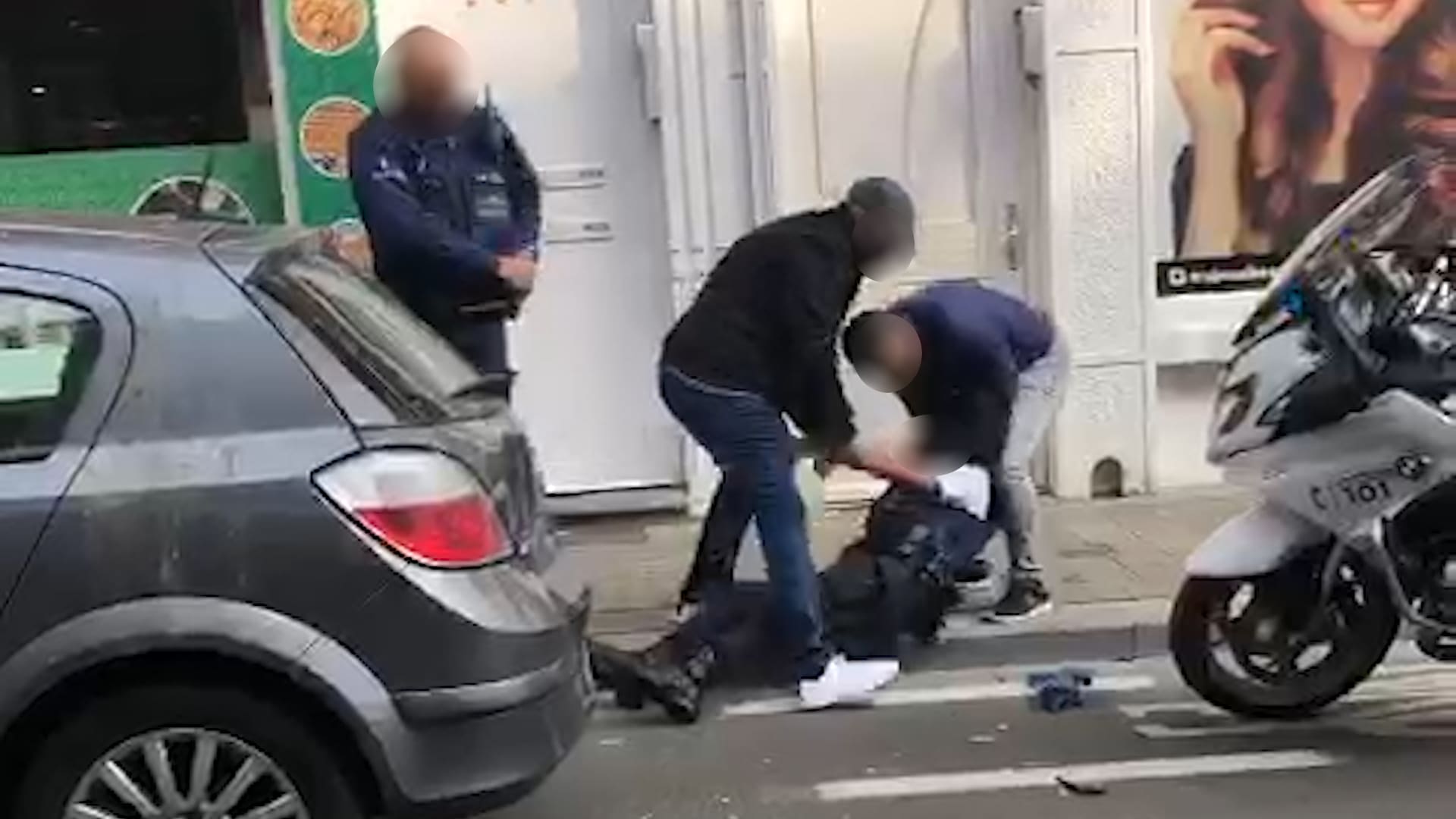 ▷ Vijf agenten gewond na uit de hand gelopen controle: beelden tonen hoe  automobilist politie aanvalt met krik | De Morgen