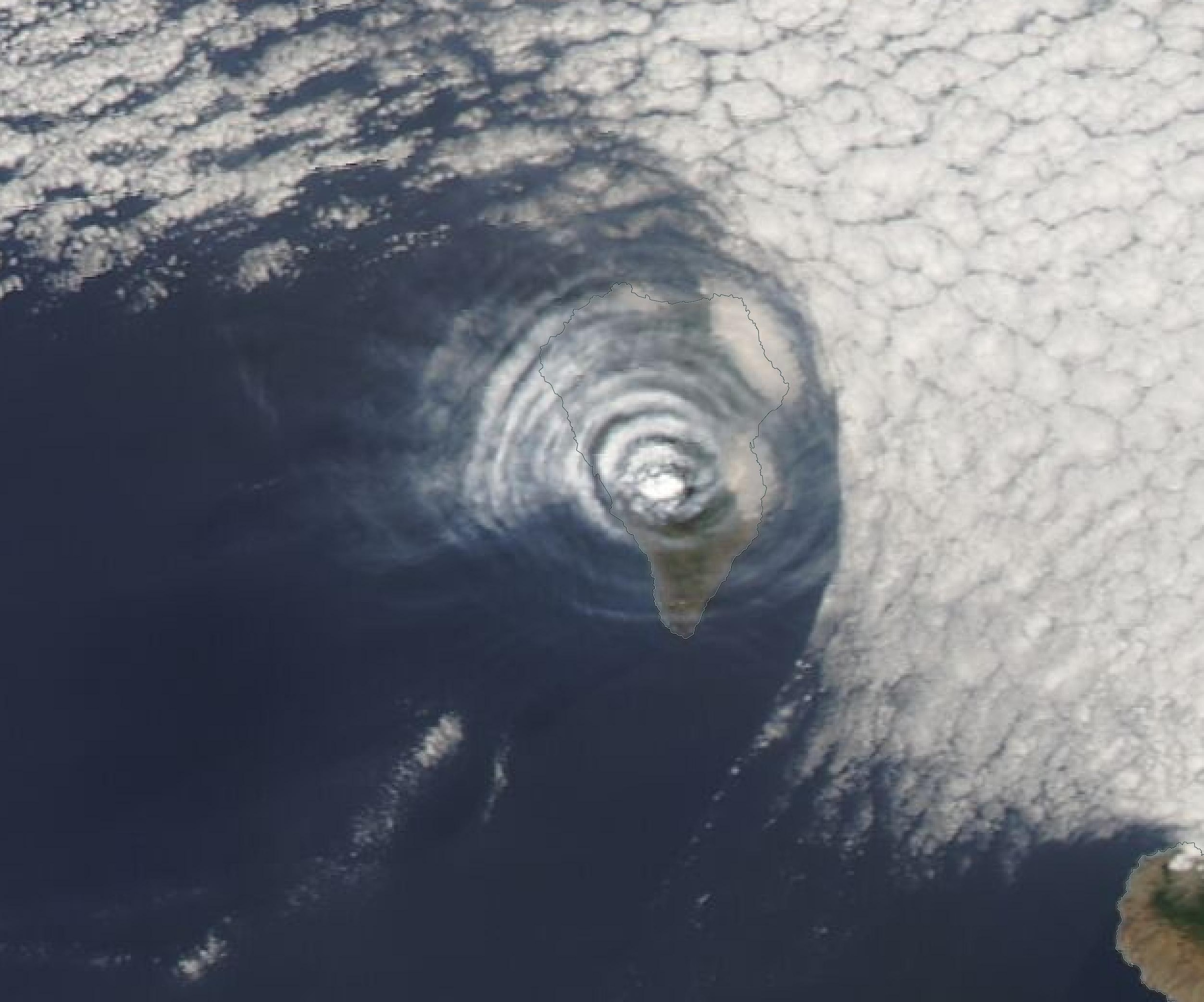 Vulkaan op La Palma maakt bijzondere cirkels in de wolken, als een steen in een vijver