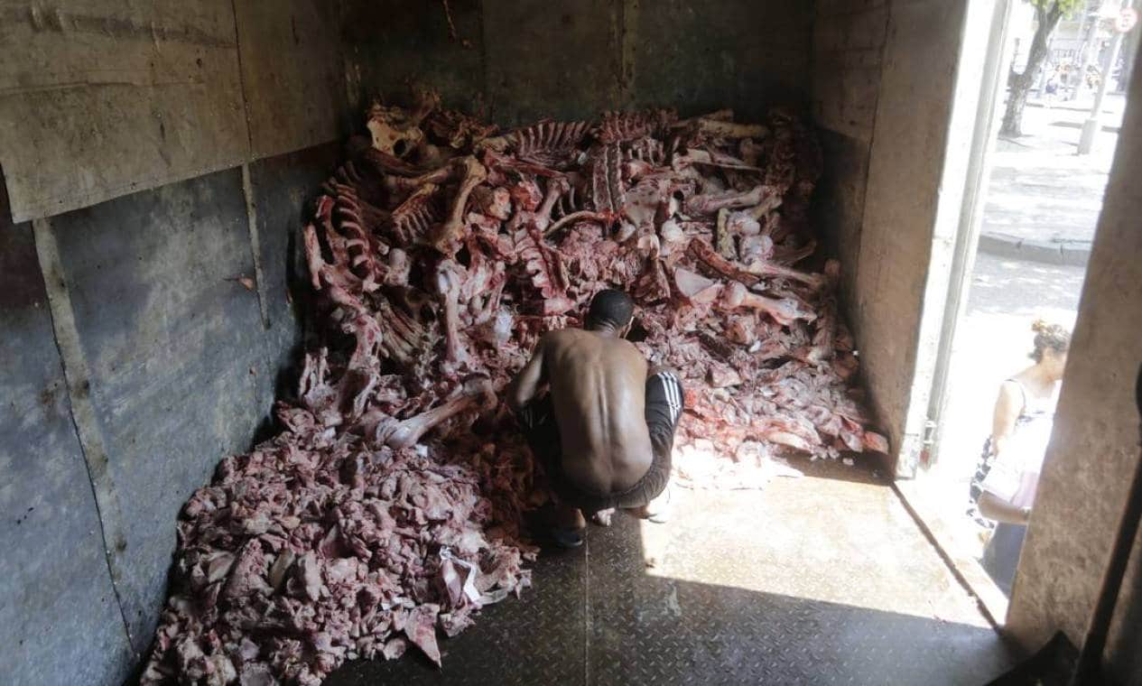 Tussen de karkassen op zoek naar een stukje vlees: zo schrijnend is de situatie in Brazilië momenteel