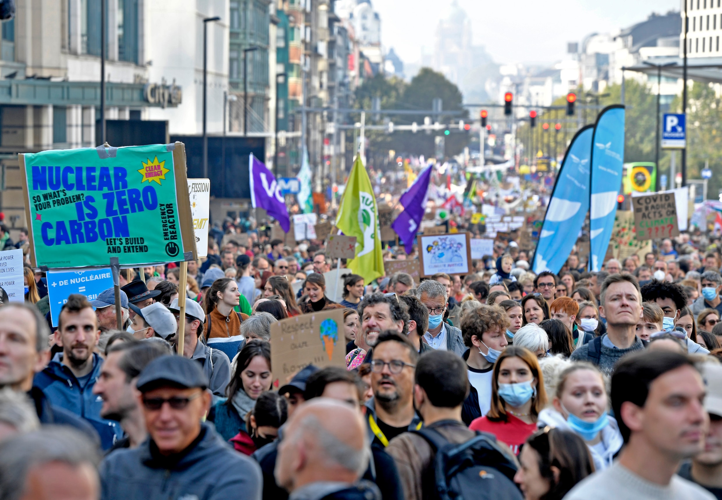 ▶ Klimaatmars in Brussel trekt tienduizenden deelnemers: ‘We zijn terug en we laten niet los’