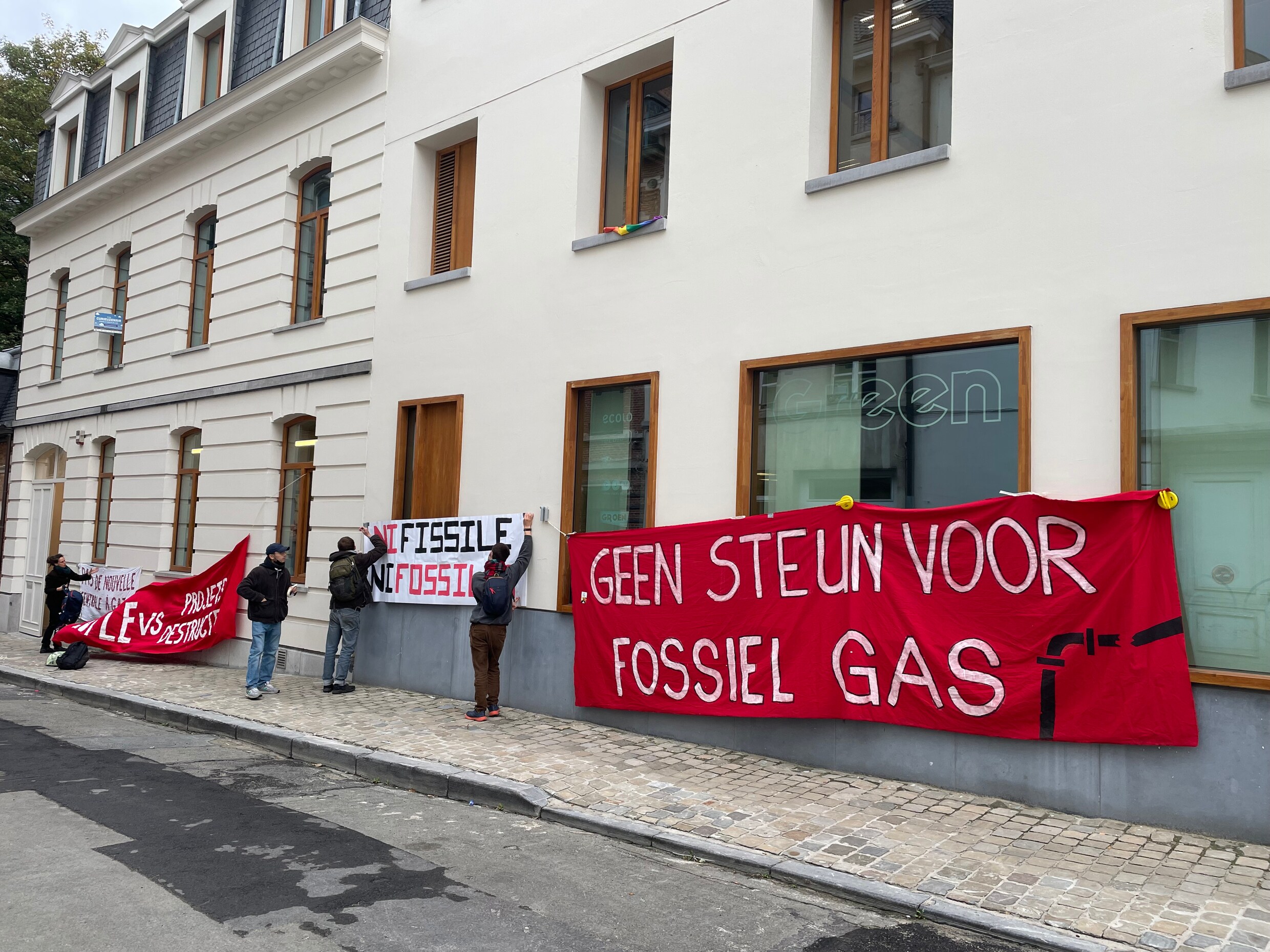 ▶ ‘Tijd van slappe compromissen is voorbij’: activisten bezetten hoofdkantoor Groen en Ecolo dag na klimaatmars