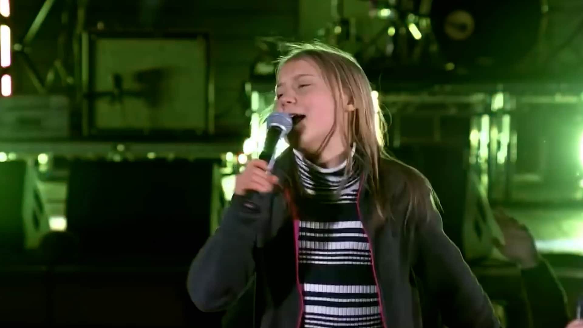 Video - Greta Thunberg zingt en danst op podium: ‘We zijn niet alleen boos’