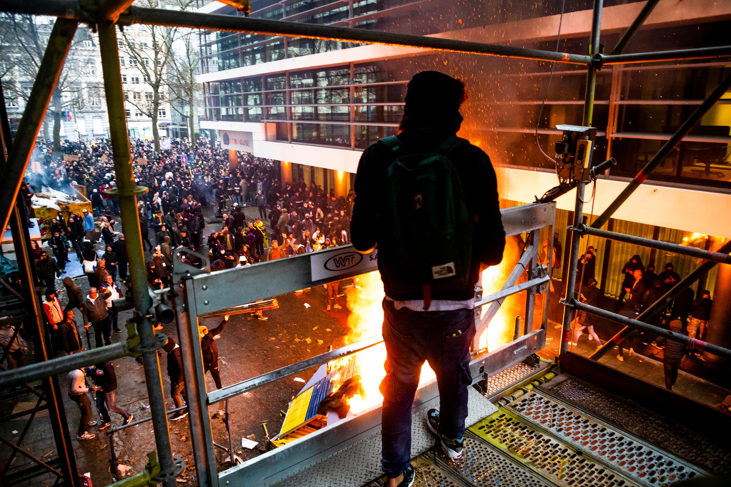 Na de rellen in Brussel: wie zijn de betogers tegen de ‘pasjesmaatschappij’?