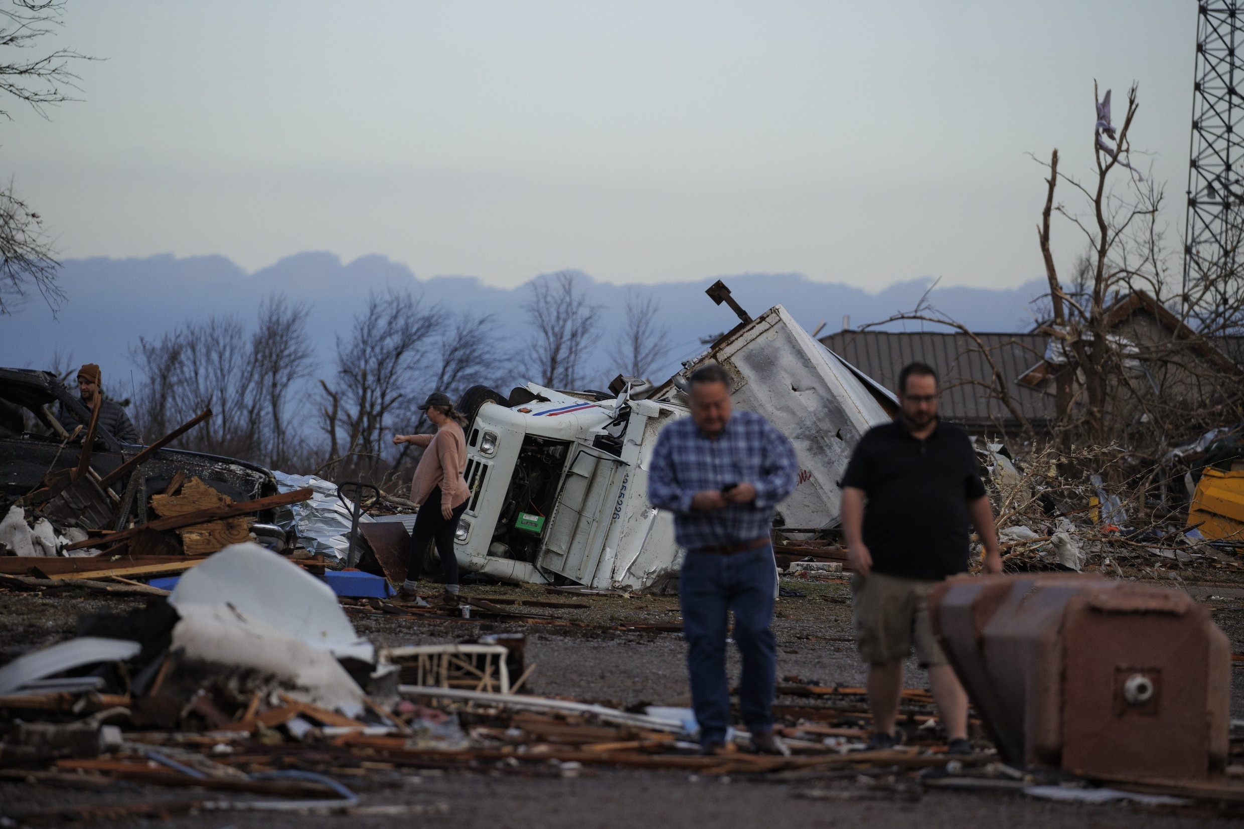 Dodental richting honderd na doortocht 35 tornado's in VS