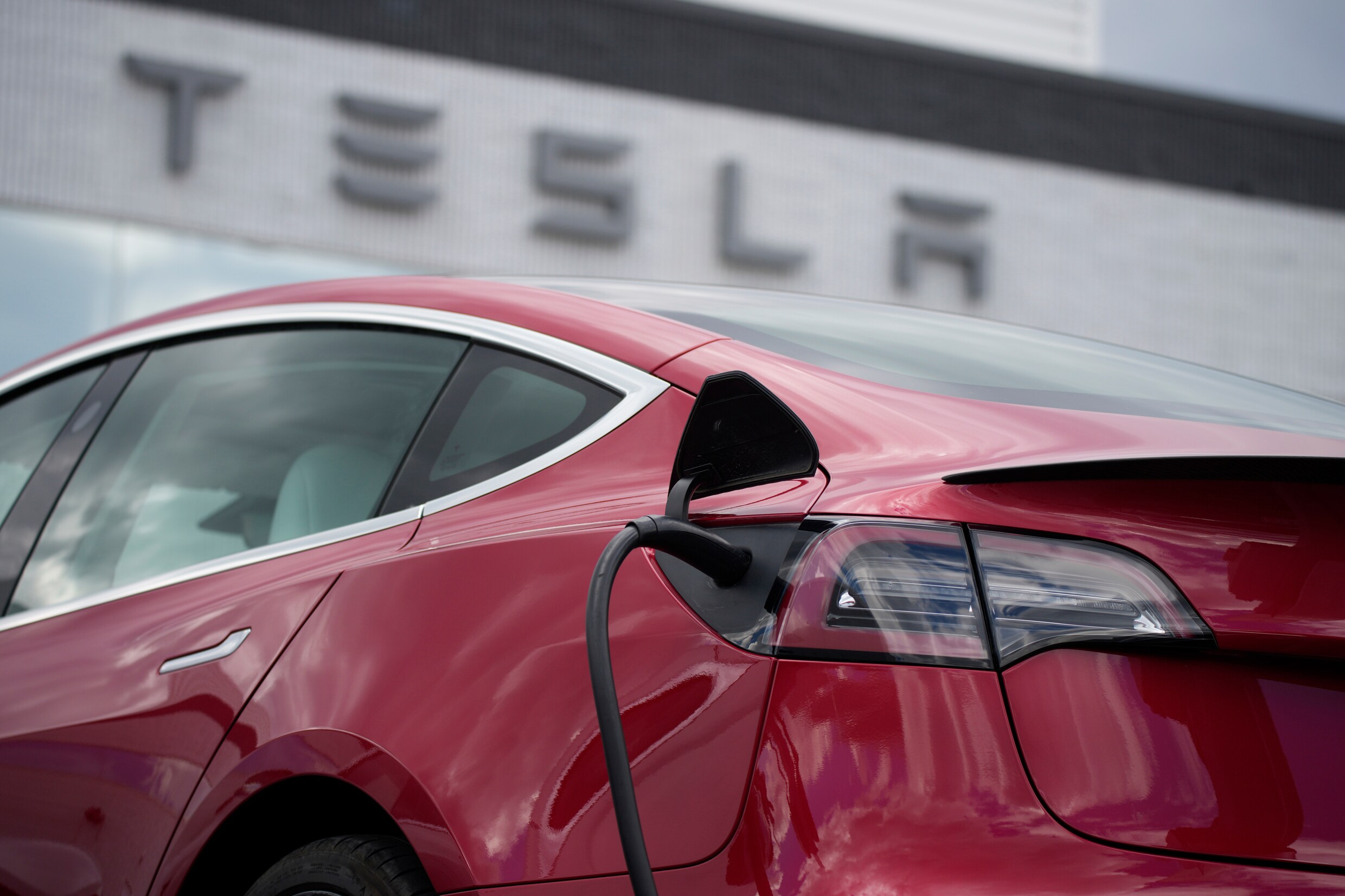 Tesla-eigenaar bedenkt inventieve manier om lege batterij op te laden