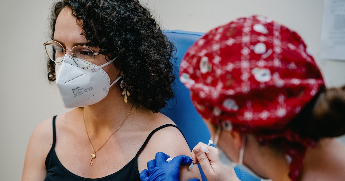 Invloed coronavaccin op menstruatie 4 op 10 vrouwen krijgt tijdelijk zwaardere bloedingen De