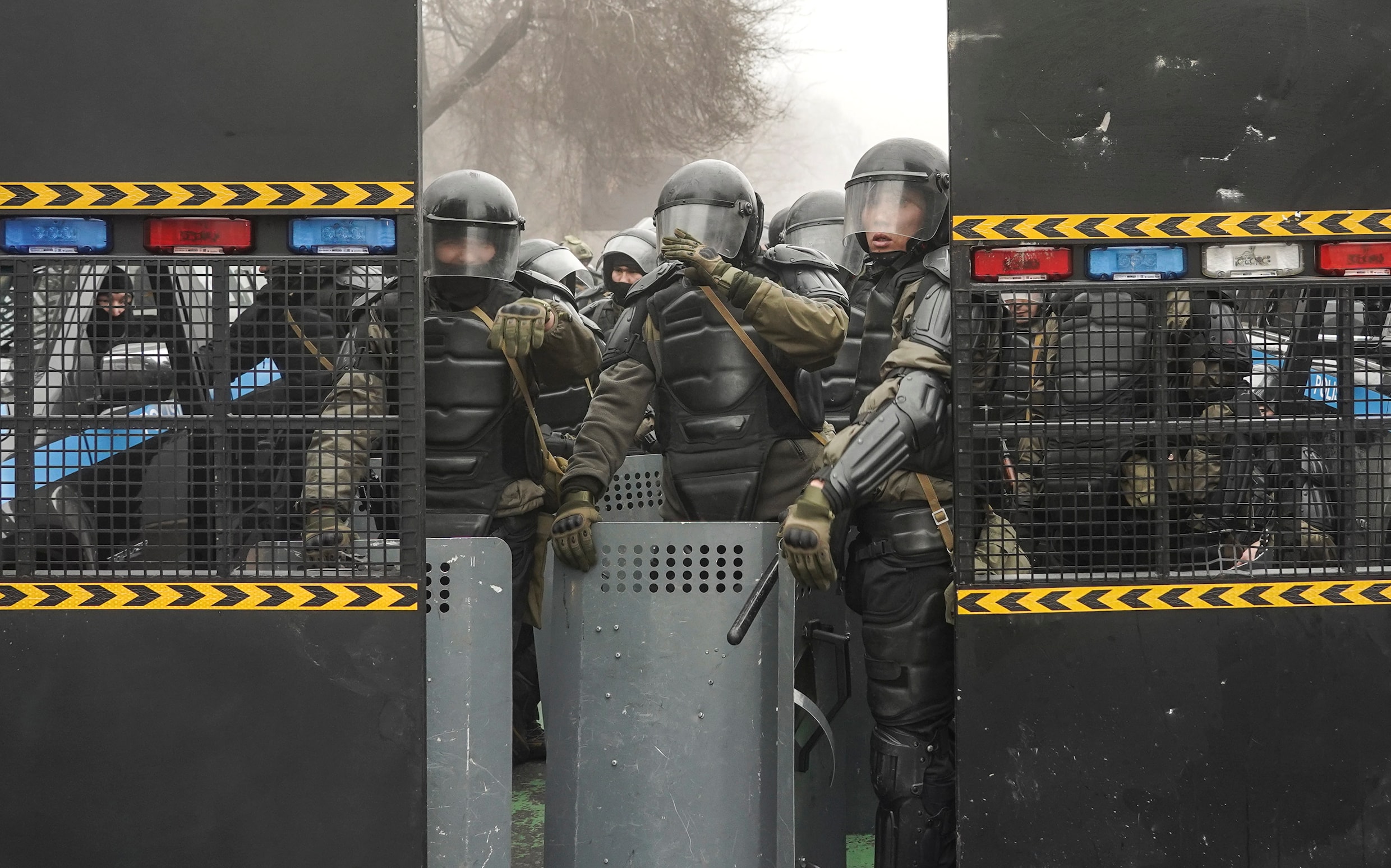 Grote protesten in Kazachstan: politie meldt doden onder betogers, eerste Russische militairen aangekomen