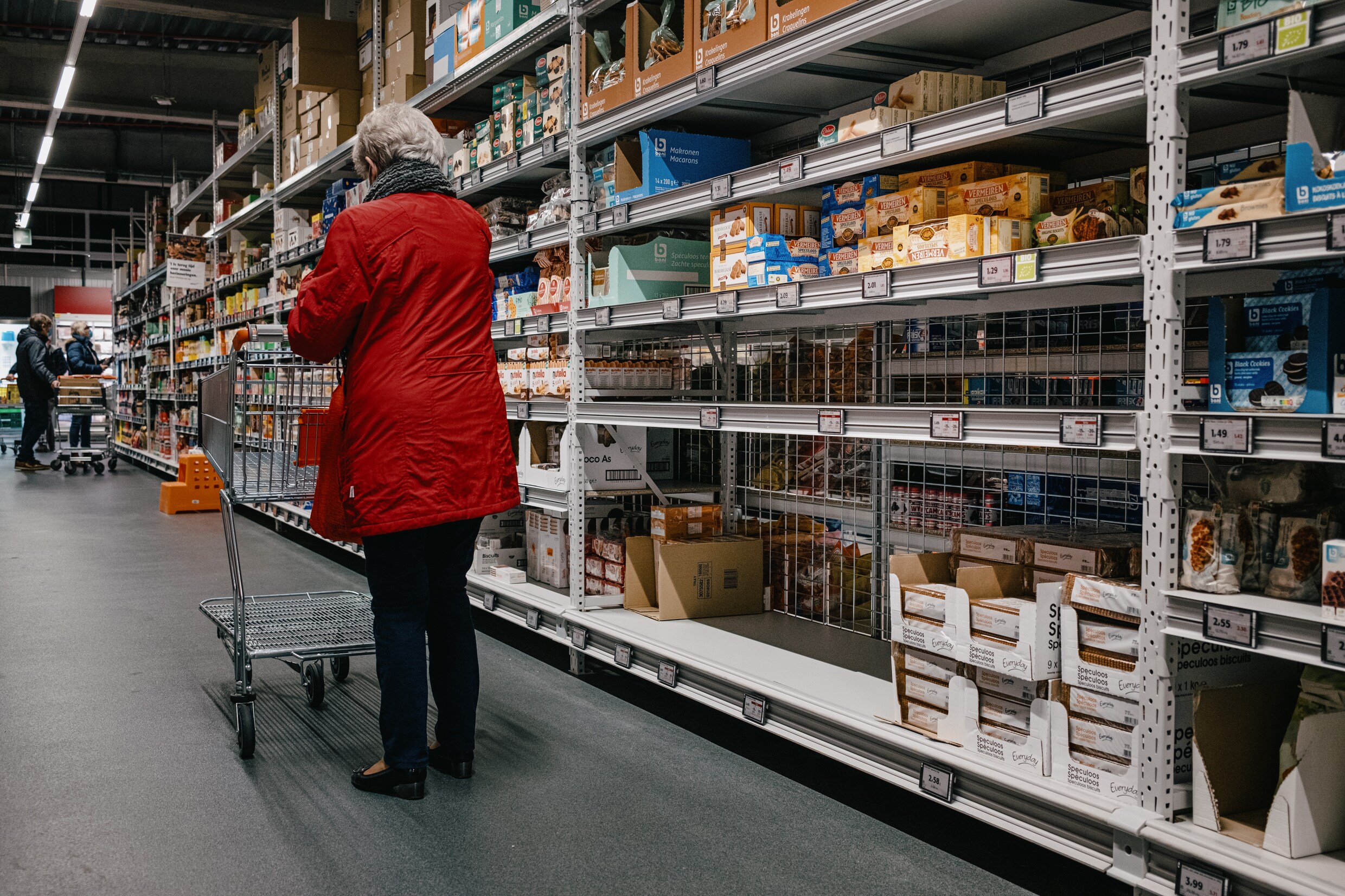 Colruyt limiteert verkoop van bloem en olie, Lidl rantsoeneert ...