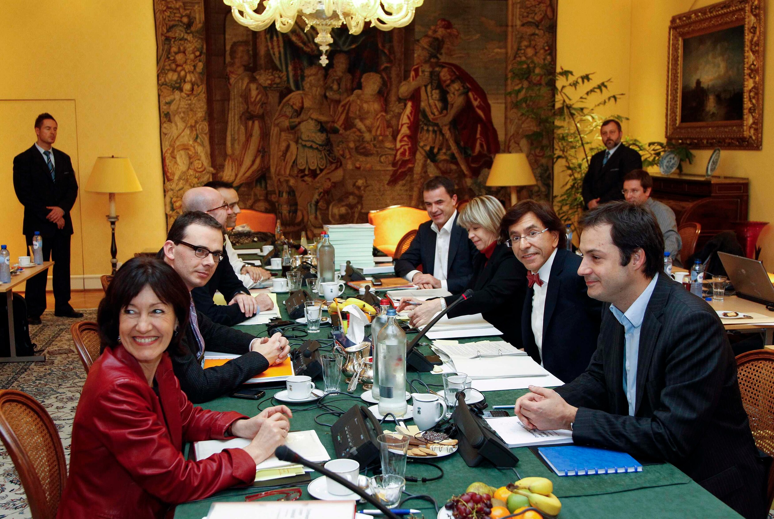 Di Rupo I krijgt 13 ministers en 6 staatssecretarissen | De Morgen