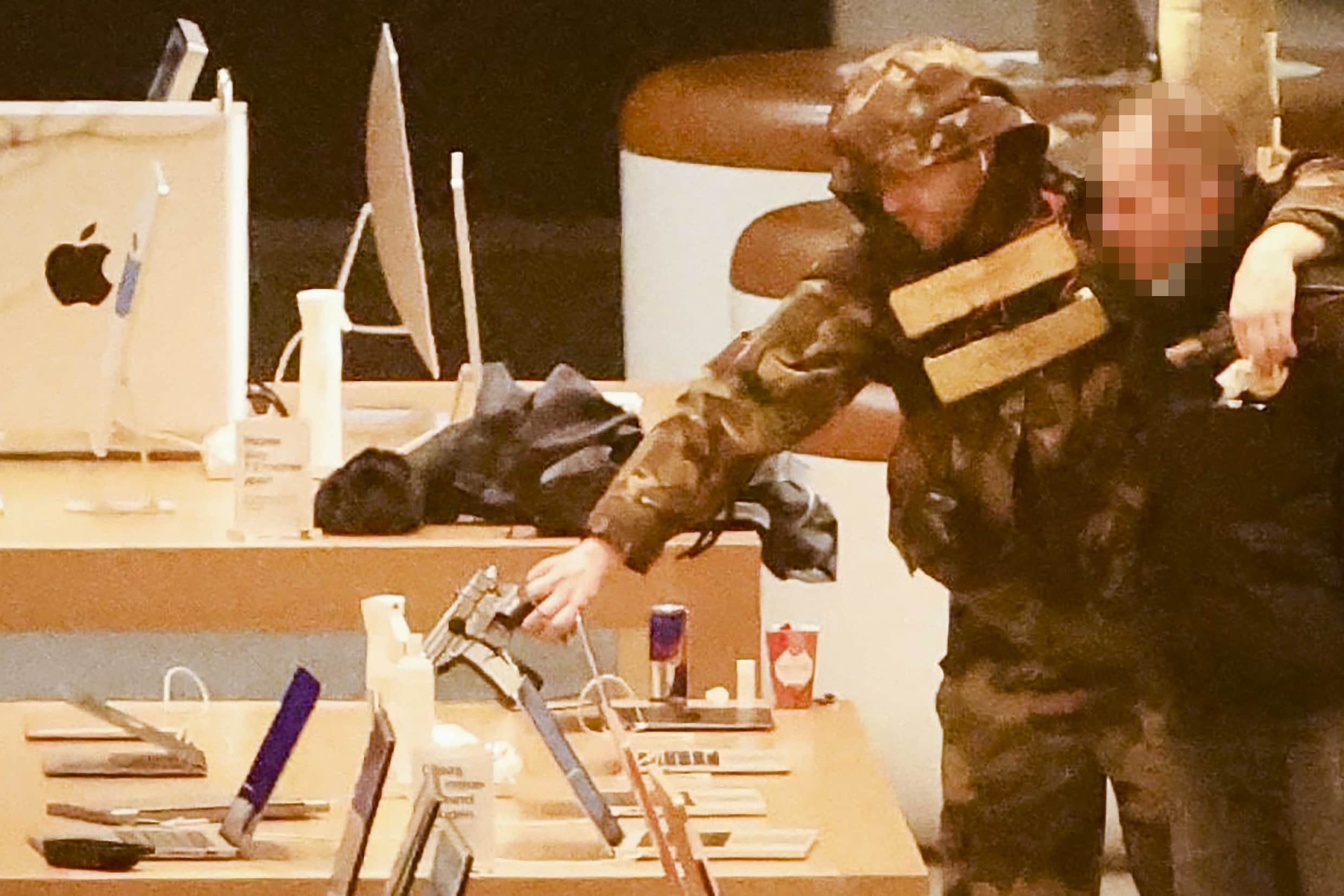 Gijzelnemer Amsterdamse Apple Store had echte explosieven op zijn lichaam