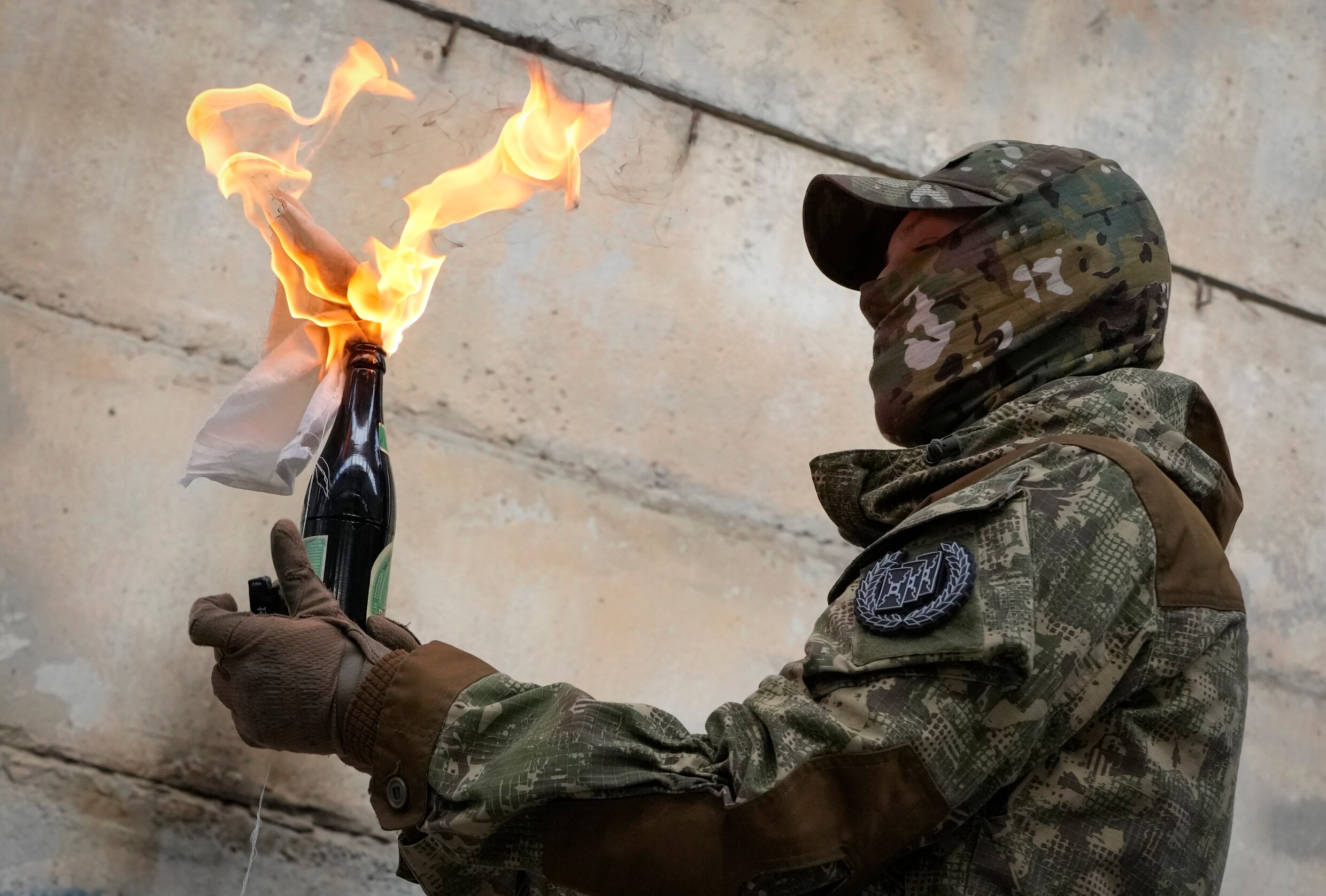 Oekraïense burgers - jong en oud - bereiden massaal molotovcocktails voor: de Russische inval in beeld