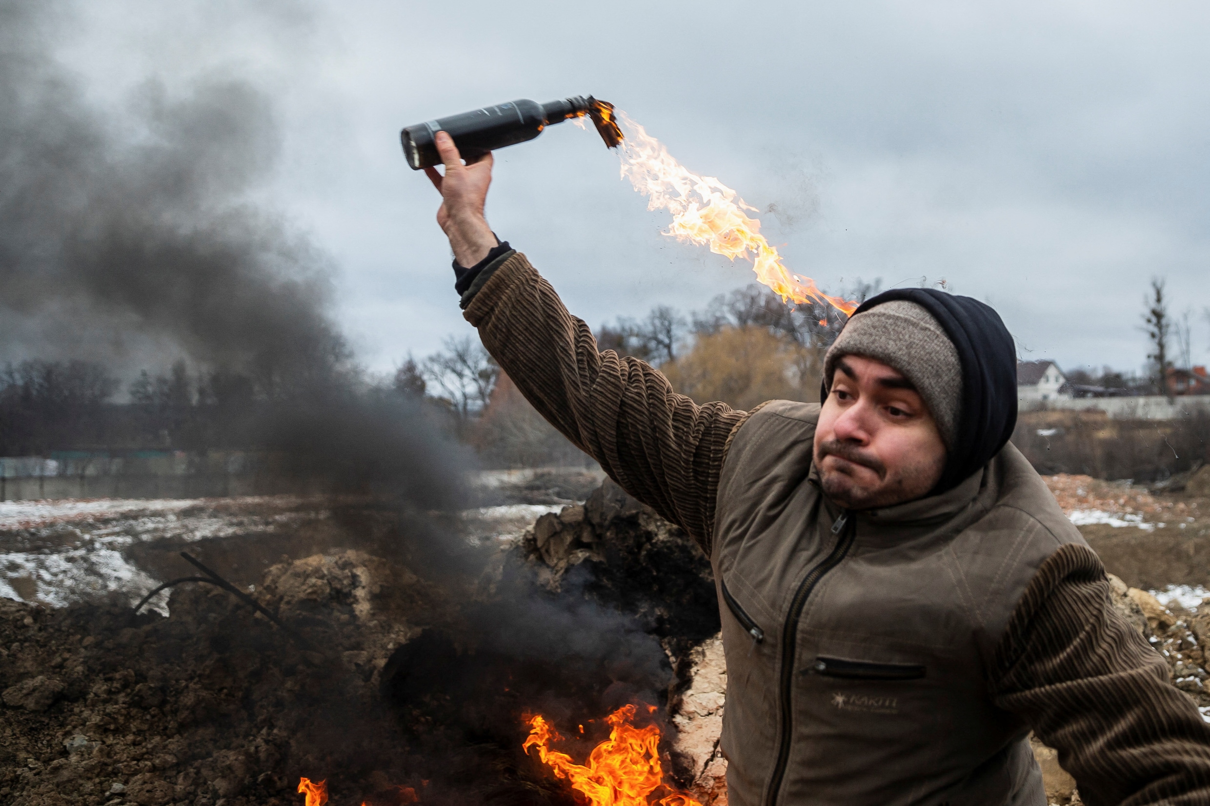 Oekraïense burgers zetten alle hoop op molotovcocktails: wat kan zo’n flesje beginnen tegen Russische tanks?