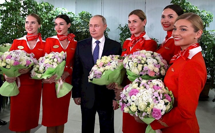 Factcheck: video van Poetin omringd door vrouwen van Aeroflot zou nep zijn, maar is dat wel zo?