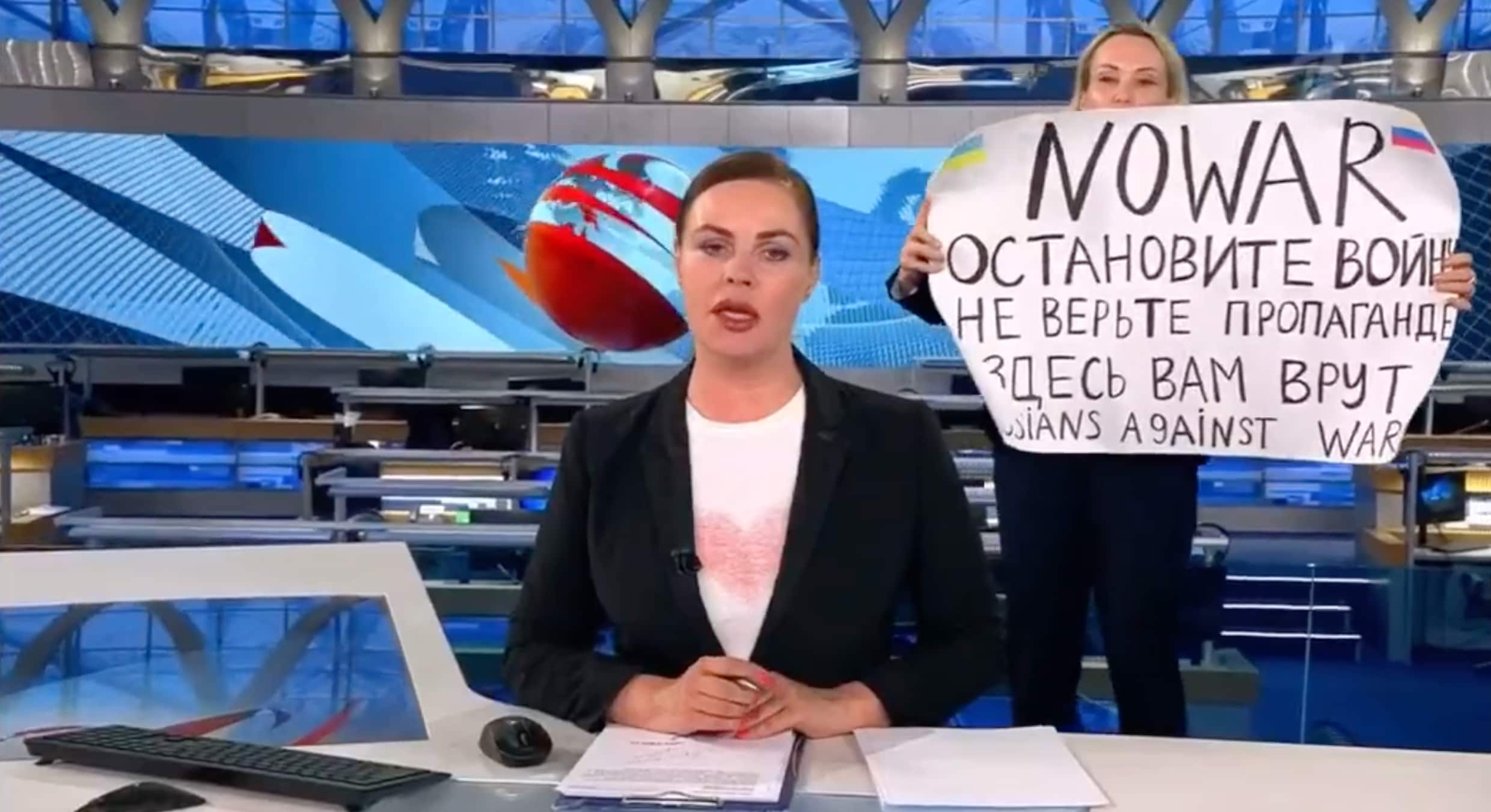 ▶ ‘Ze liegen tegen jullie’: redactielid protesteert tegen oorlog op Russische staatstelevisie