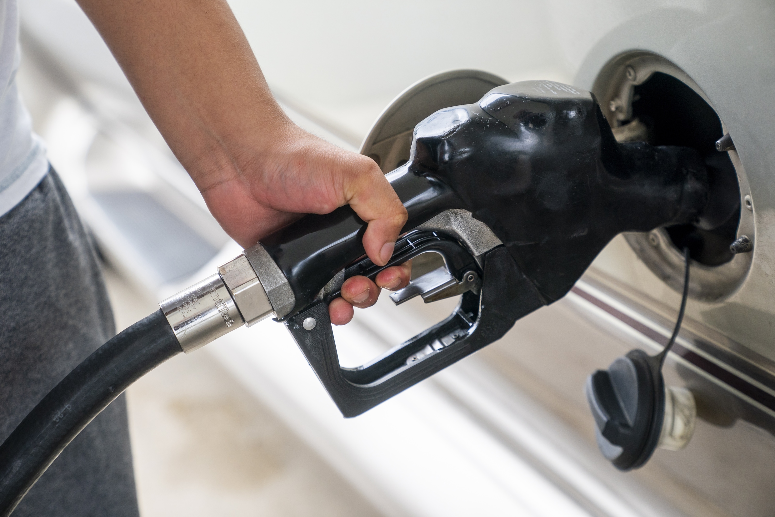 Benzineprijs stijgt morgen naar absolute recordhoogte: 2,4 euro voor liter benzine 98