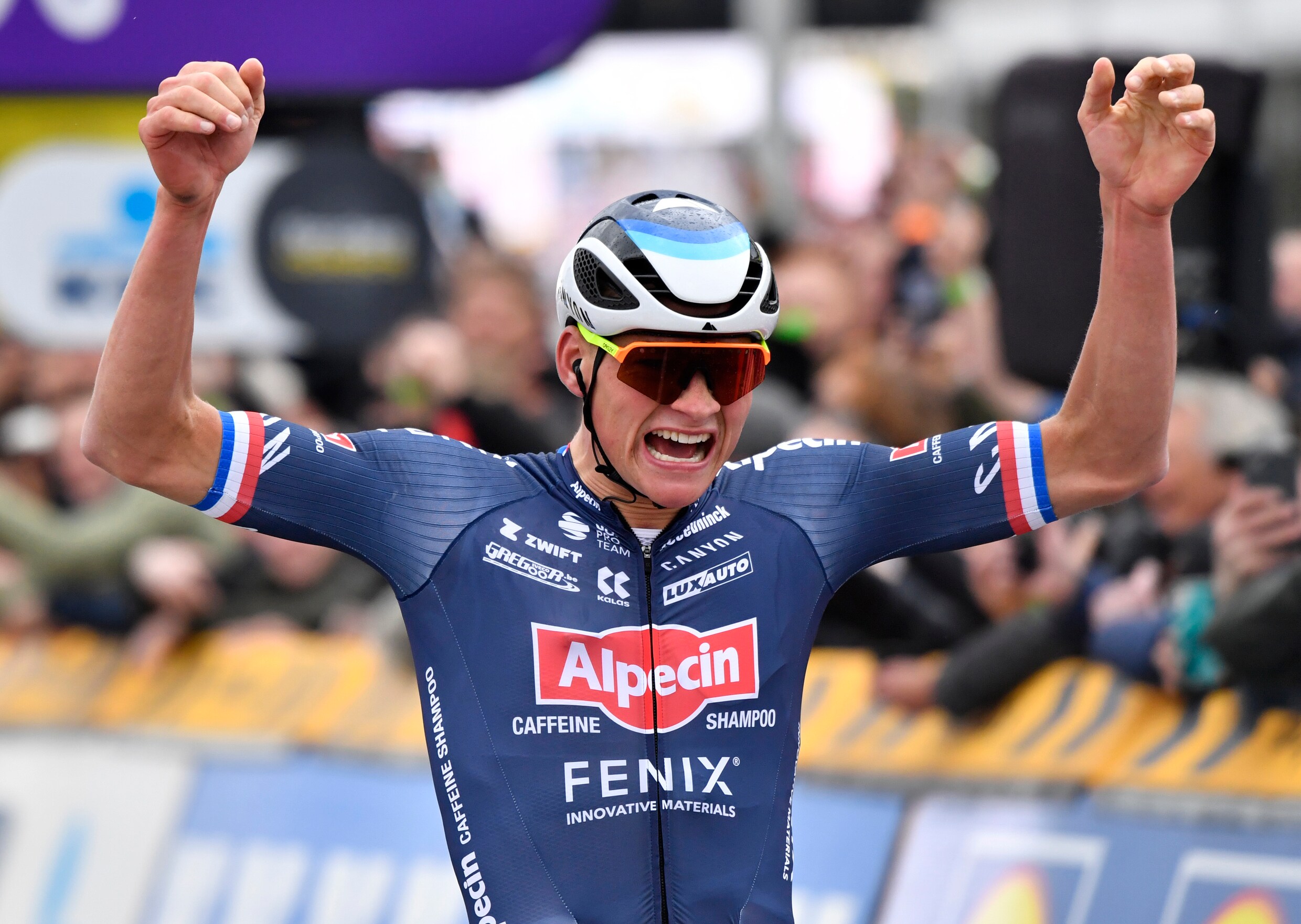 Mathieu van der Poel wint opnieuw de Ronde van Vlaanderen, Tadej Pogacar valt in extremis van het podium
