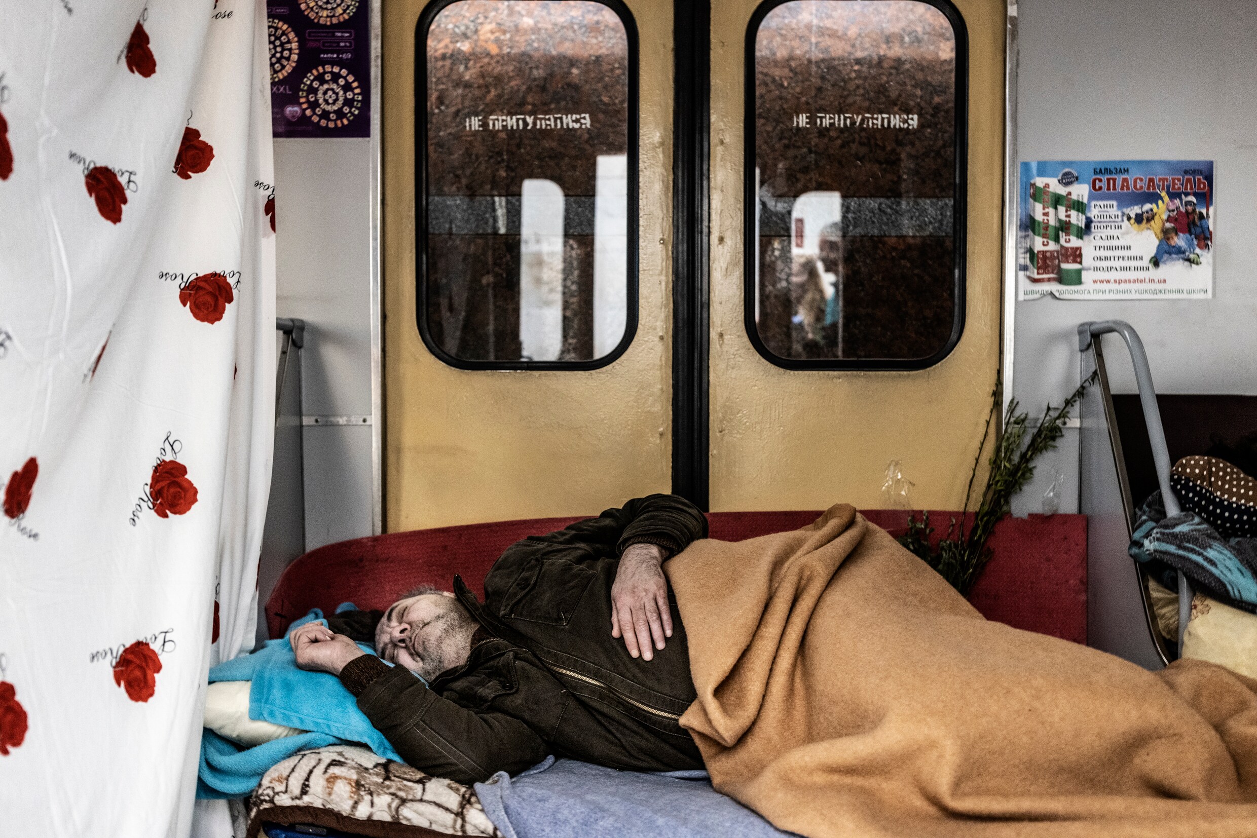 Zij schuilen in de metro van Charkiv ‘We zitten liever een jaar onder