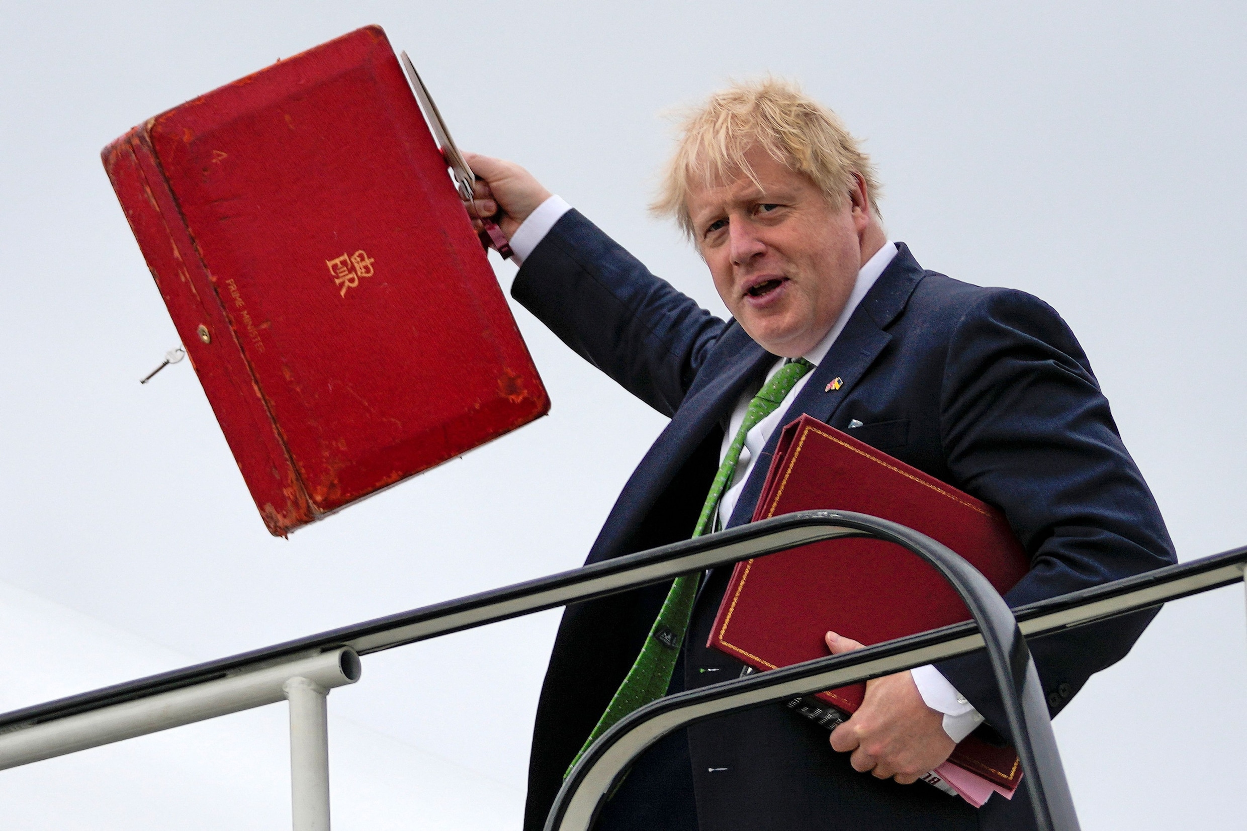 Elke Brit kent de ‘red box’ van Boris Johnson: nu kan de mysterieuze koffer zijn premierschap redden