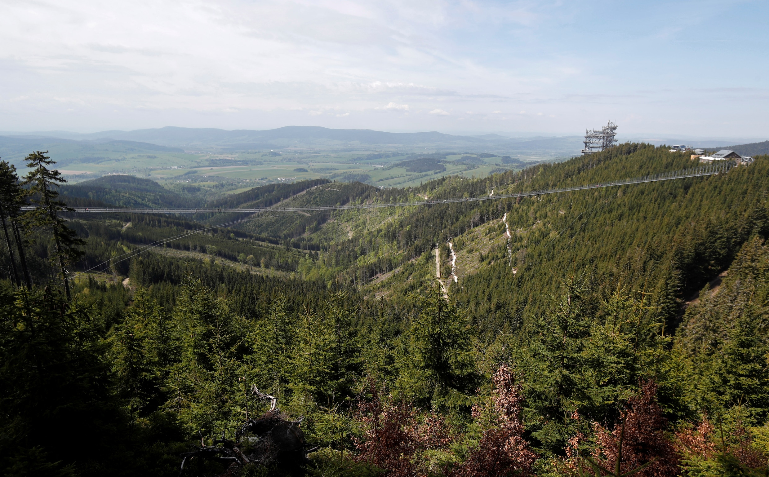 95 meter boven de grond, 712 meter lang: de langste hangbrug ter wereld opent in Tsjechië
