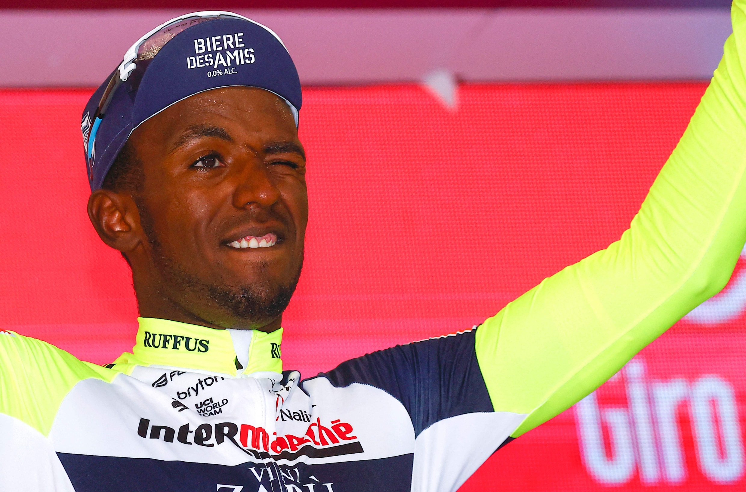 ► Girmay wint tiende etappe in de Giro, maar krijgt tijdens podiumceremonie kurk in zijn oog