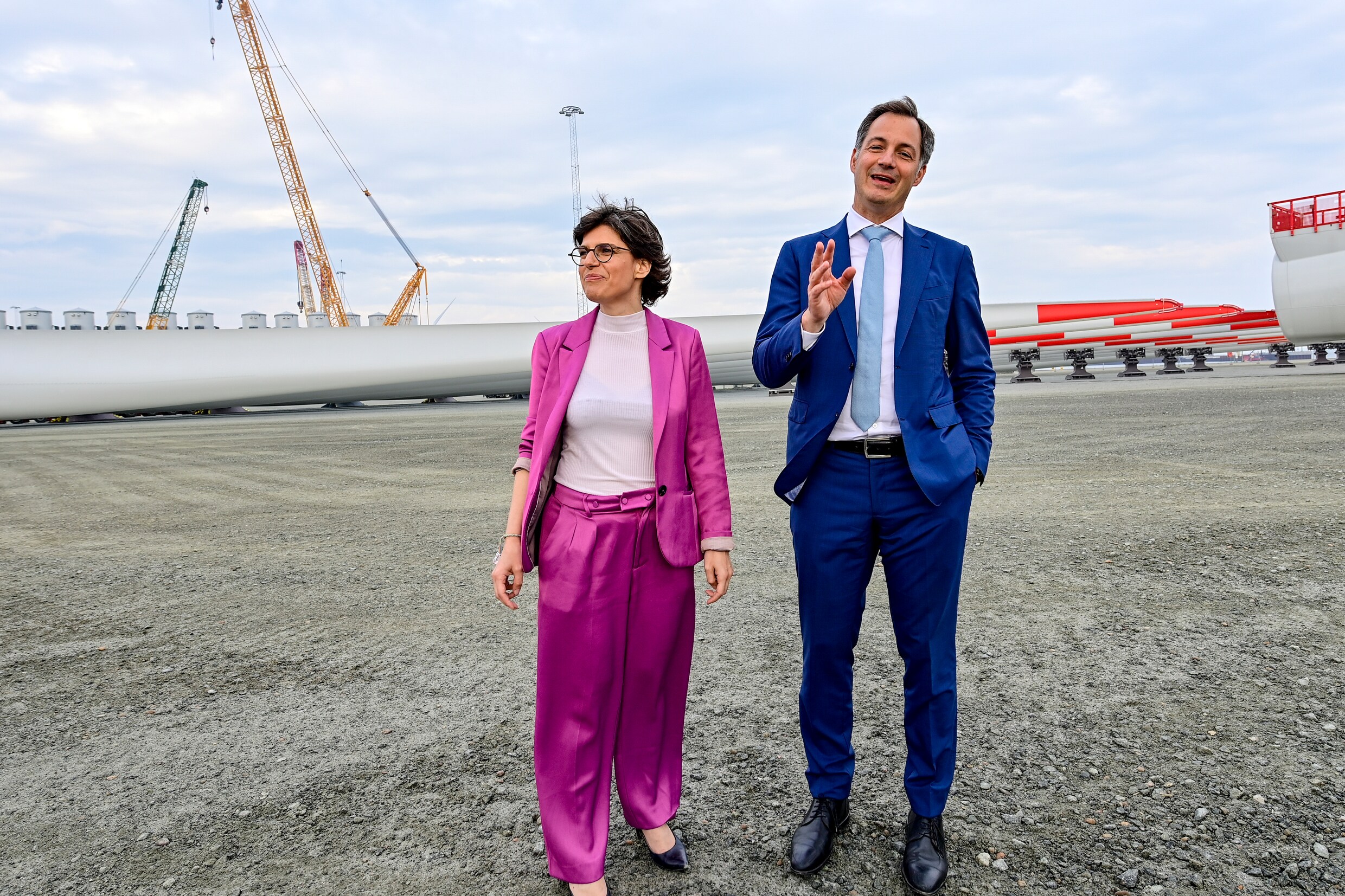Minister Tinne Van der Straeten en premier Alexander De Croo (Anders) houden de kerncentrales langer open.