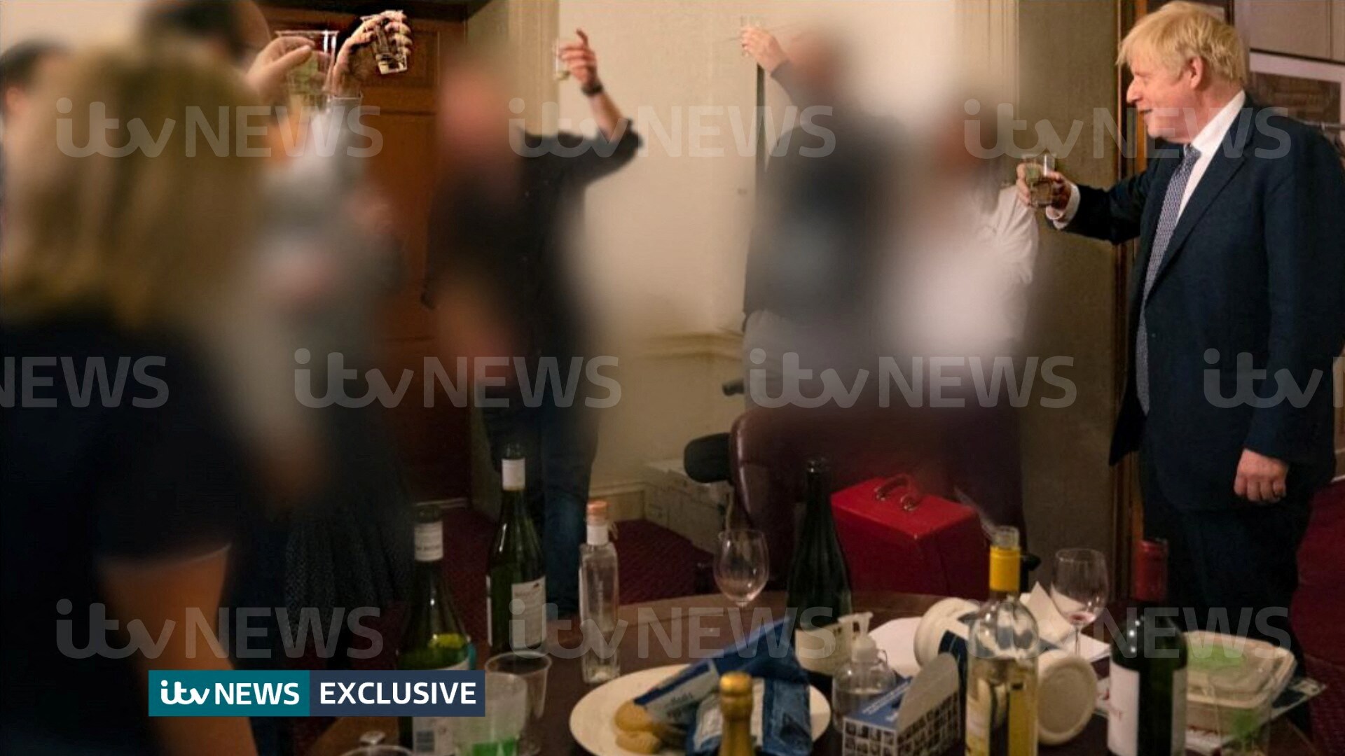 Britse tv publiceert beelden van feestende premier Boris Johnson tijdens lockdown