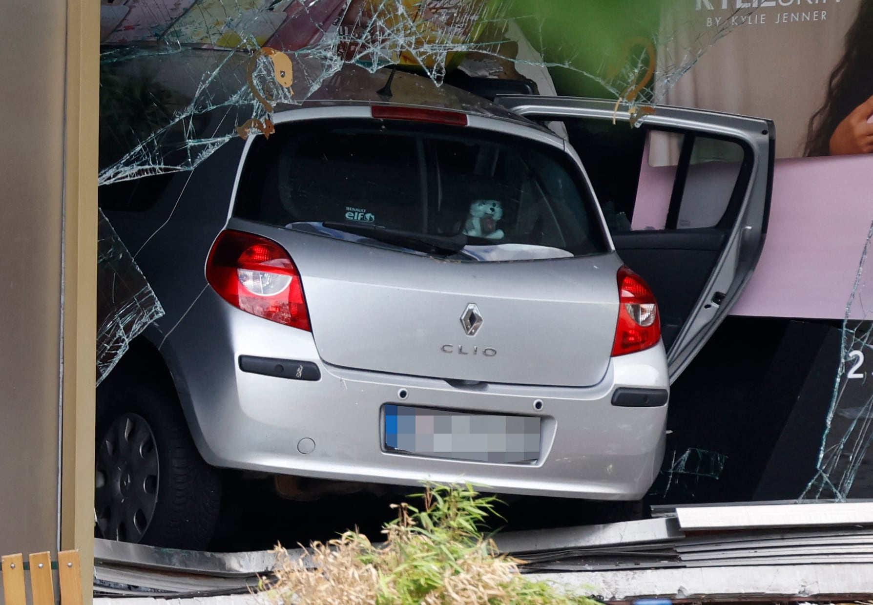 Auto rijdt in op menigte in Berlijnse winkelstraat, zeker één dode en negen zwaargewonden: ‘De bestuurder trapte het gas vol in’