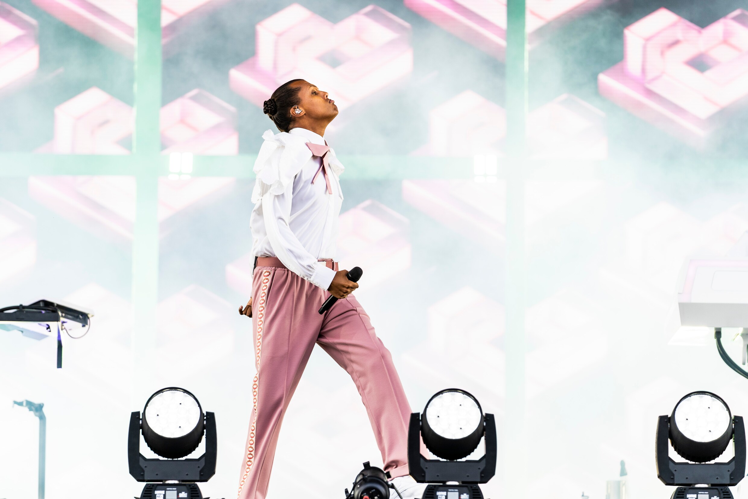 Laserscherp en bespottelijk dansbaar: Stromae leverde een superieure show af op Werchter Boutique ★★★★☆