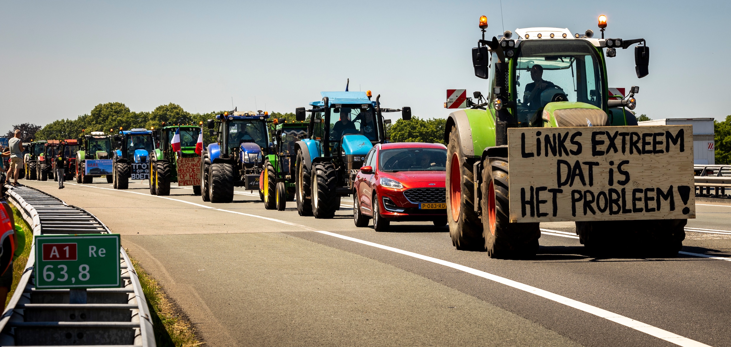 Duizenden boze boeren leggen Nederland lam, protest beëindigd wegens ...