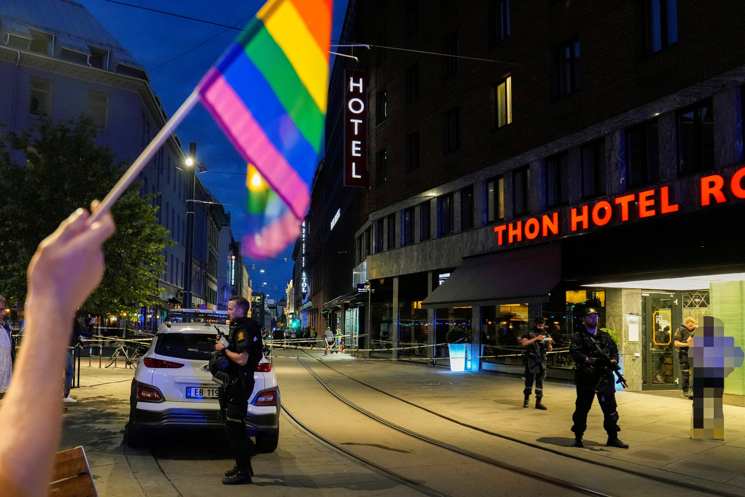 Noorwegen verhoogt terreurniveau na dodelijk schietincident in homobar Oslo