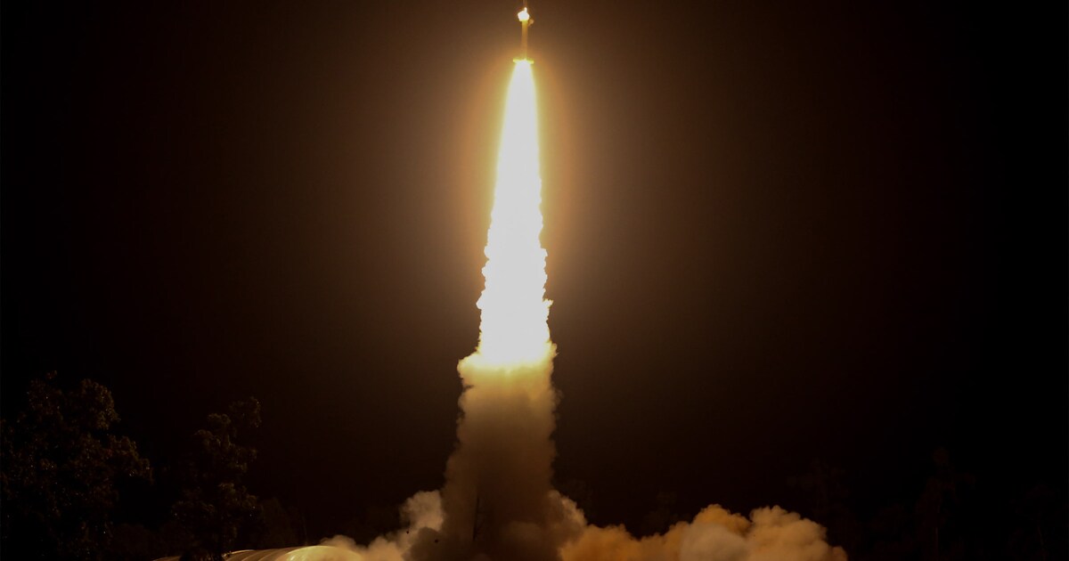 NASA lanceert voor het eerst raket vanaf commerciële ruimtebasis buiten ...