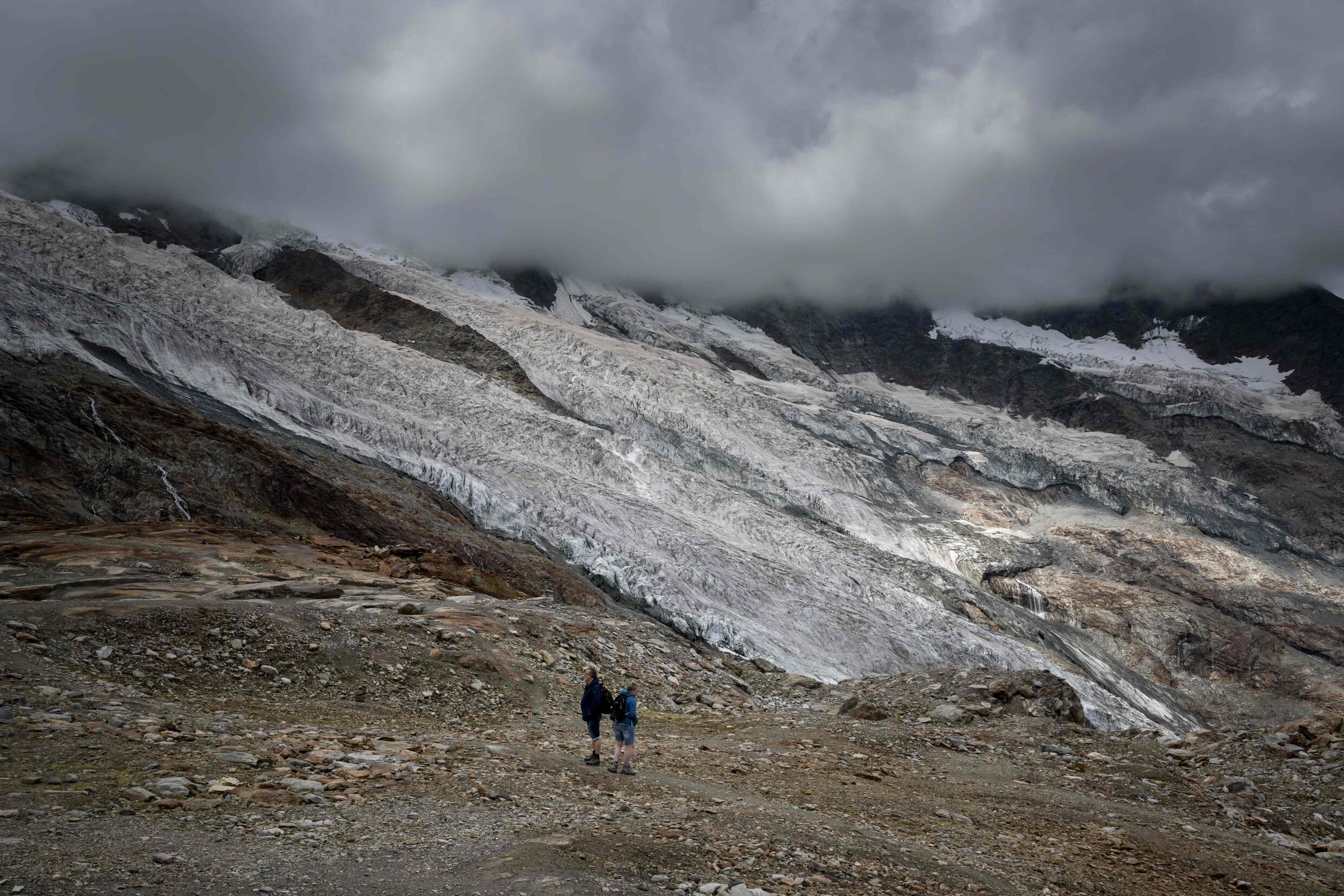 Smeltende gletsjer in Zwitserland legt oude geheimen bloot: Al twee lichamen en gecrasht vliegtuig gevonden