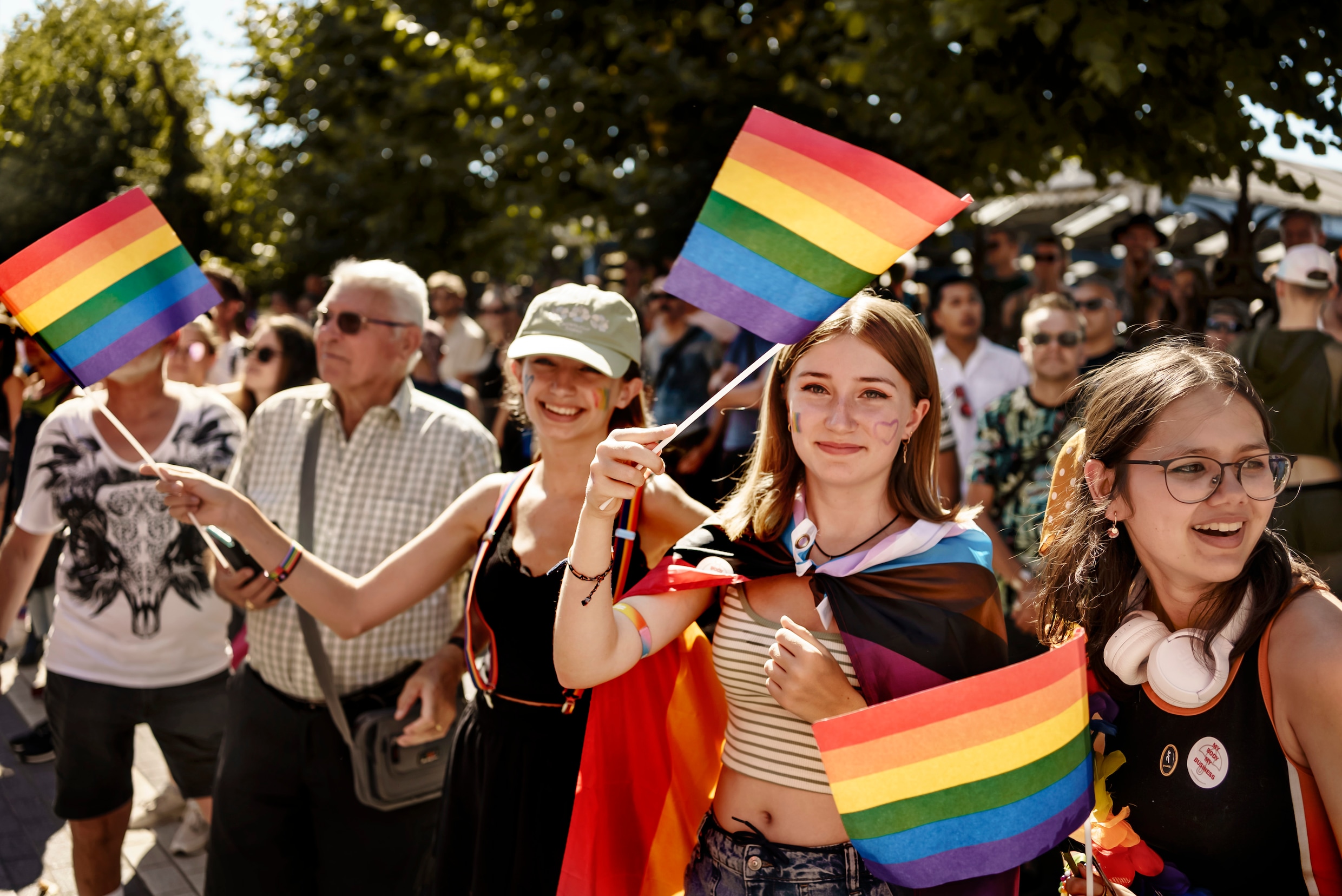 ▶ 120.000 bezoekers op grootste Antwerp Pride Parade ooit: man kritiek na overdosis
