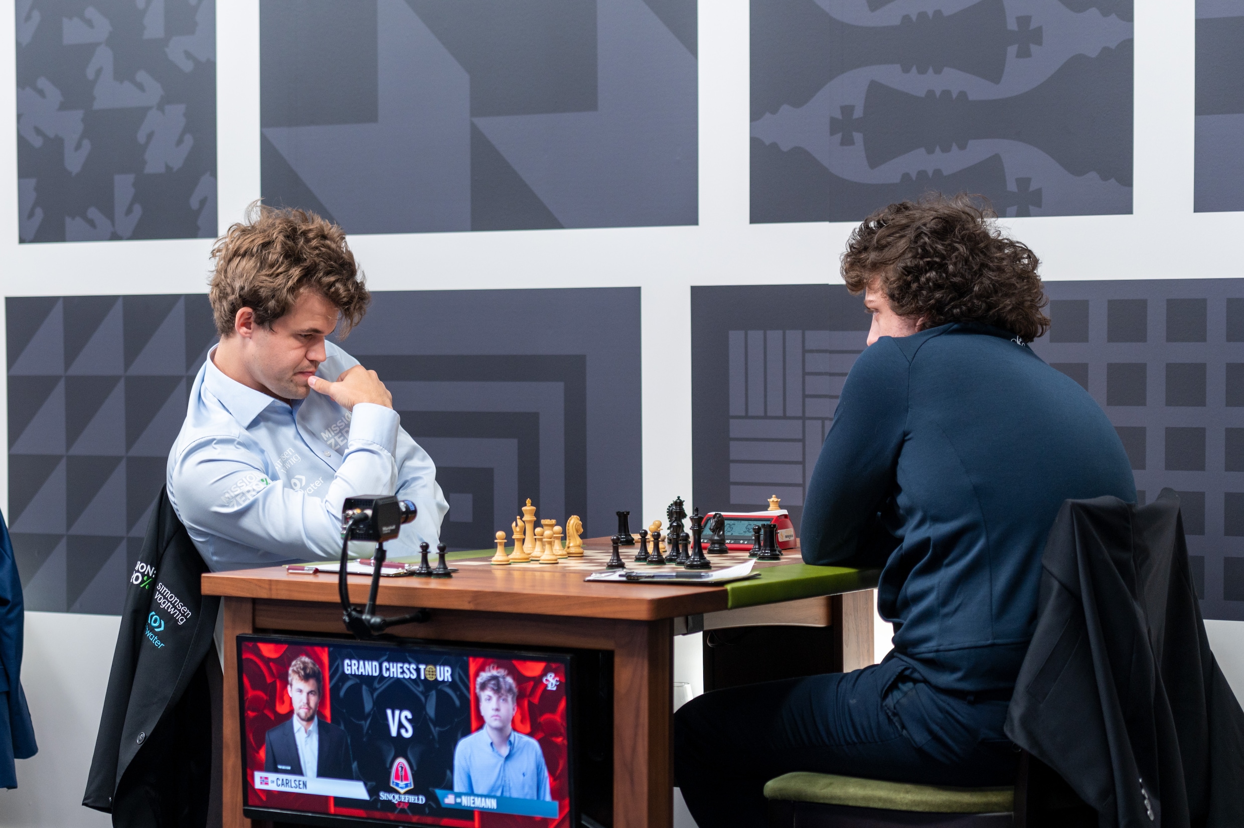 Schaakkampioen Magnus Carlsen gediskwalificeerd omdat hij een ...
