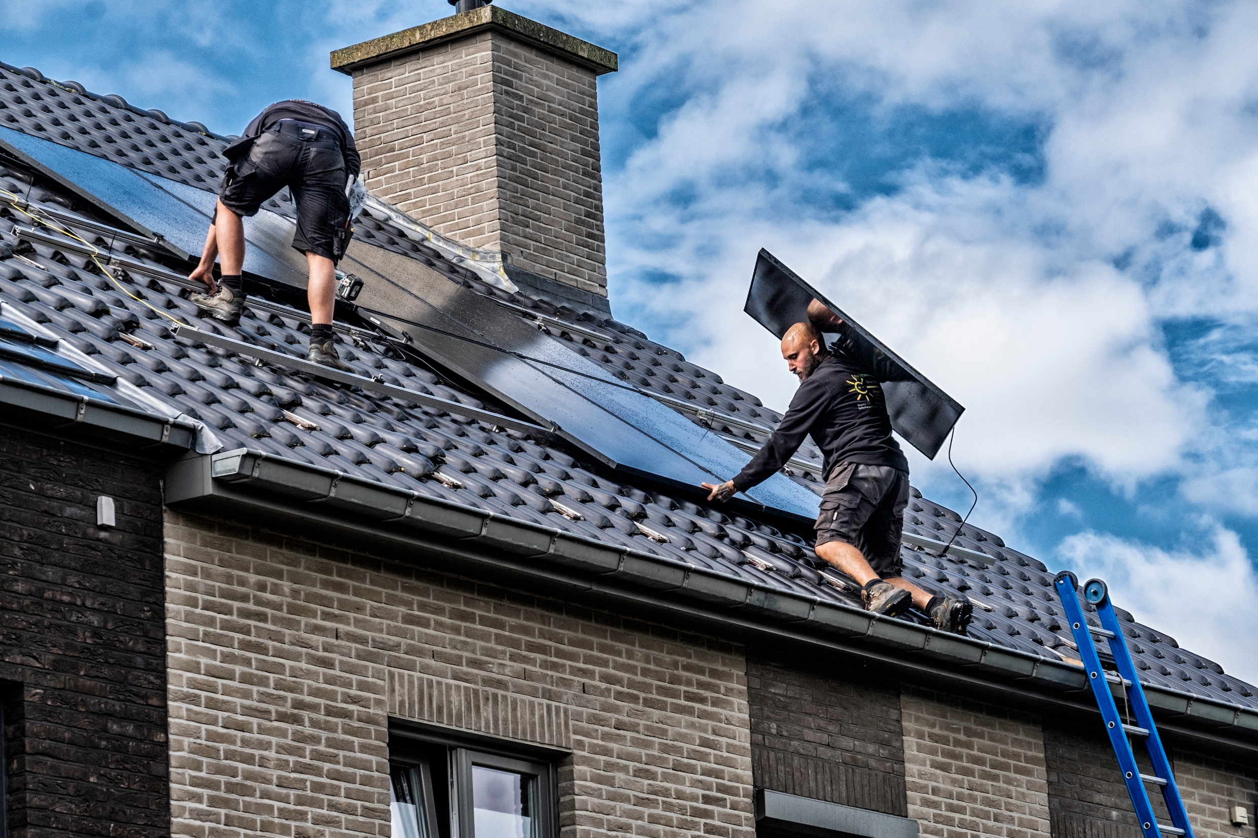 ‘Je legt toch beter het hele dak vol’: dit moet u weten voor u zonnepanelen laat plaatsen