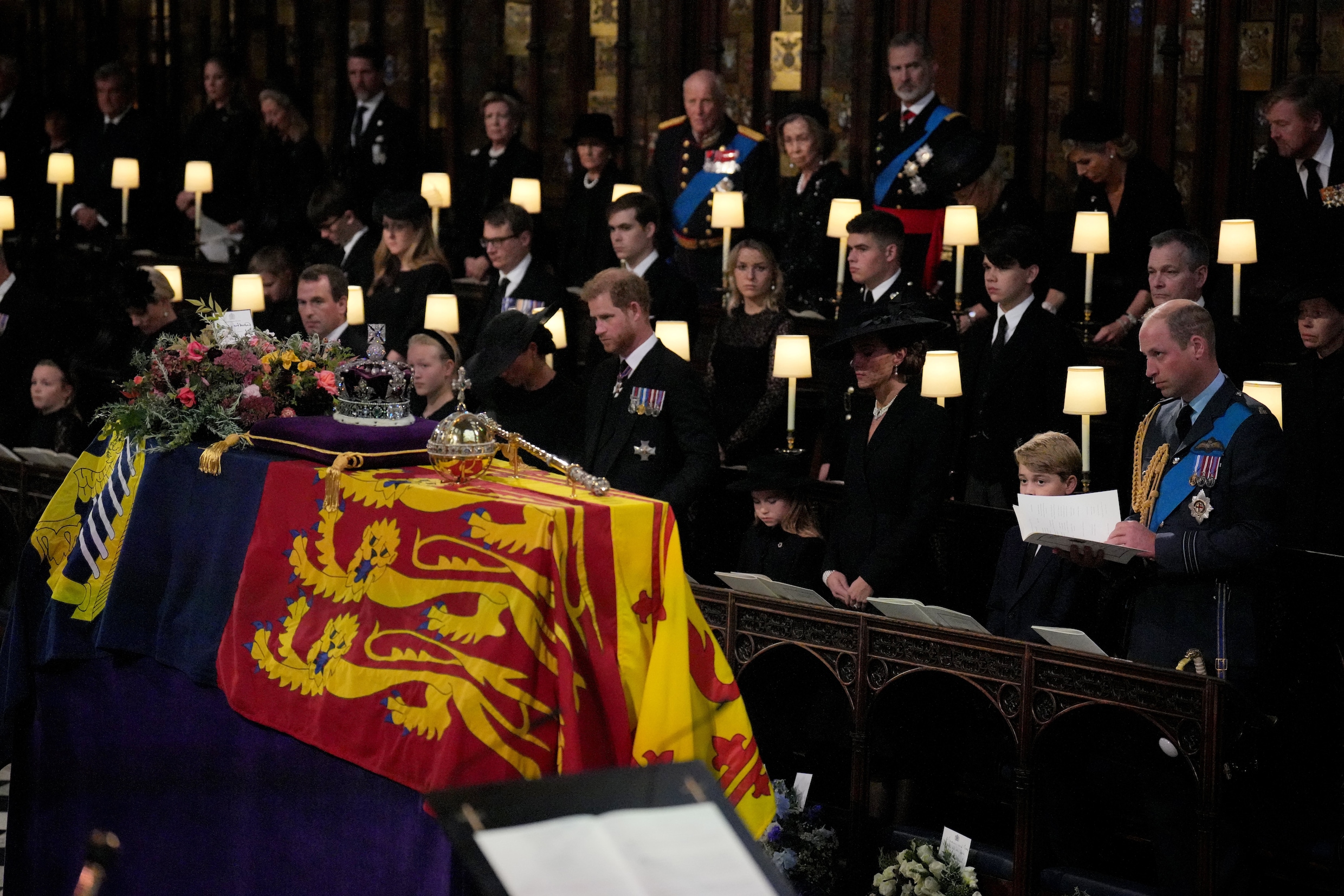 Koninklijke familie brengt Queen Elizabeth naar laatste rustplaats tijdens besloten ceremonie