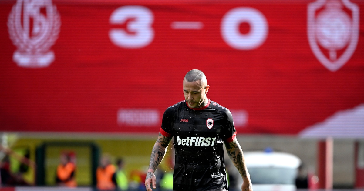 Radja Nainggolan voor onbepaalde tijd uit A-kern Antwerp gezet nadat hij  voor de match op Standard e-sigaret had gerookt