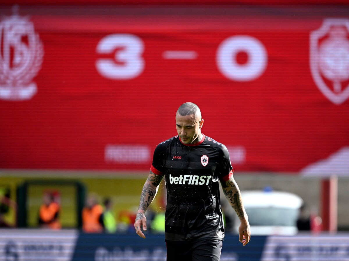 Radja Nainggolan voor onbepaalde tijd uit A-kern Antwerp gezet nadat hij  voor de match op Standard e-sigaret had gerookt | De Morgen