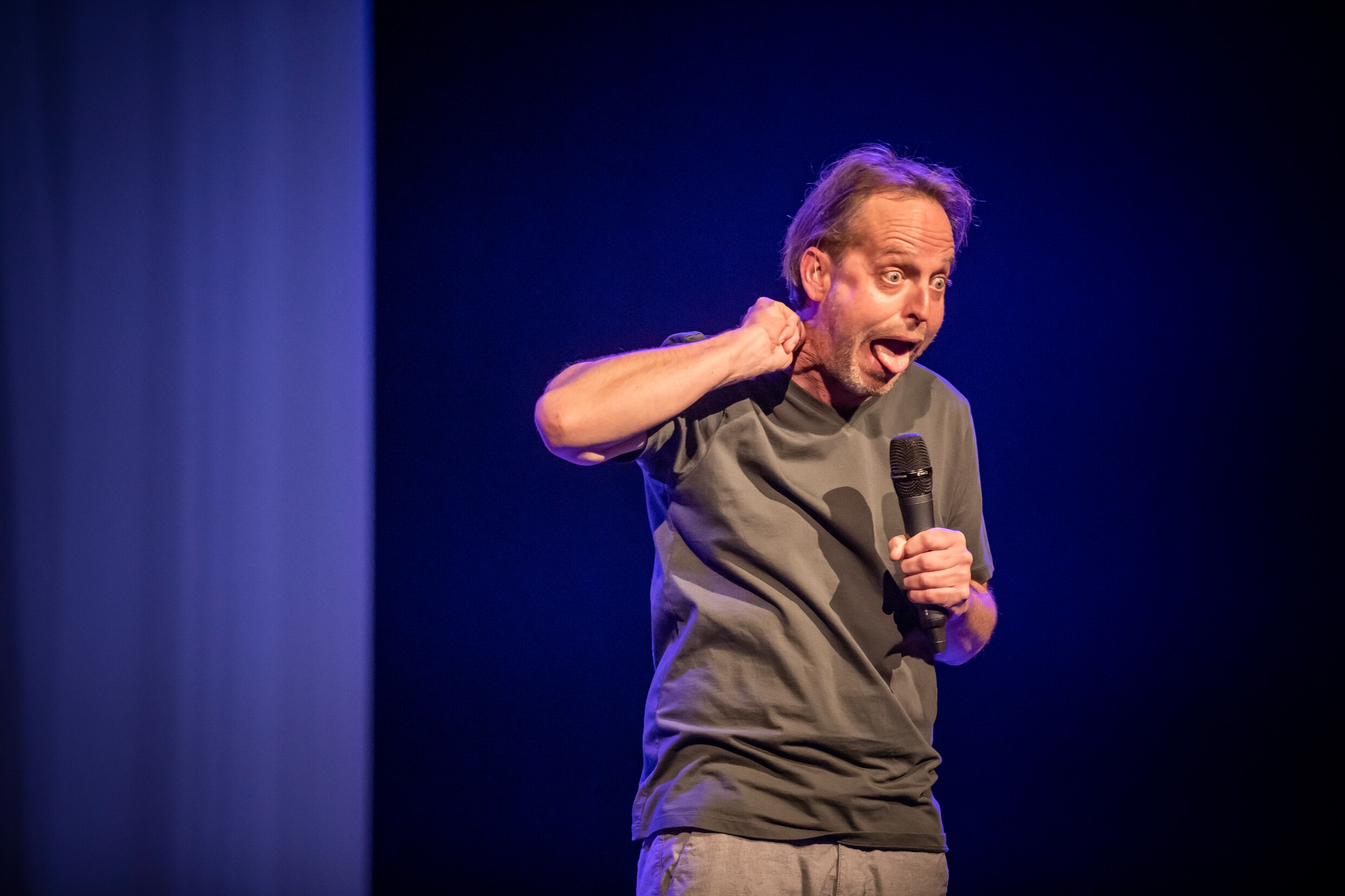 Comedian wordt cabaretier: medische miserie of niet, Bas Birker zeikt ...