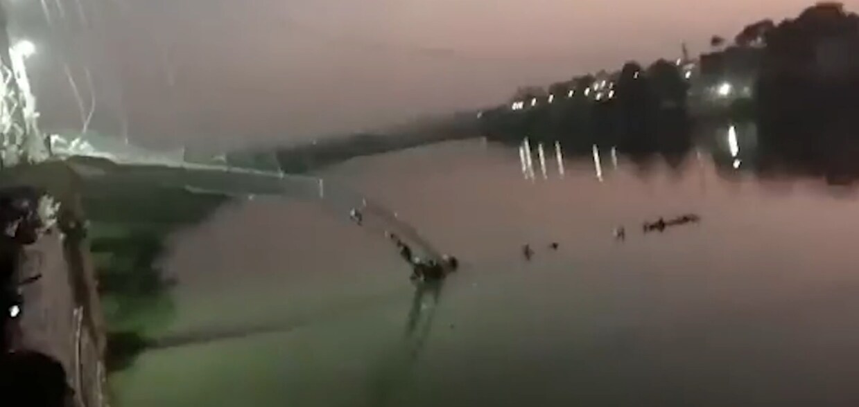 ▶ Minstens 140 doden nadat hangbrug in India instort, honderden mensen vallen in rivier