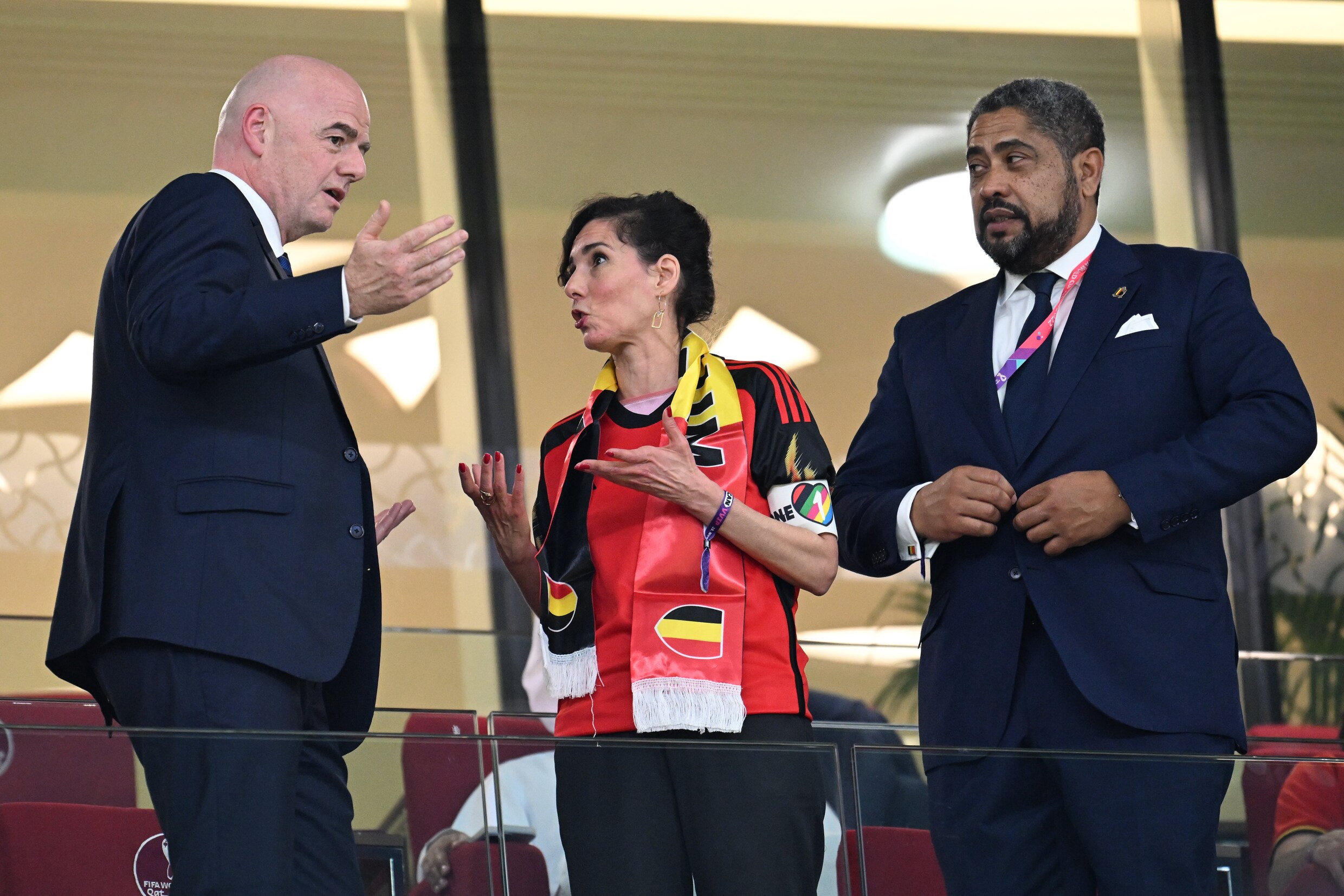 Minister Lahbib draagt ‘One Love’-band in tribune en gaat in gesprek met FIFA-baas Infantino tijdens match Duivels