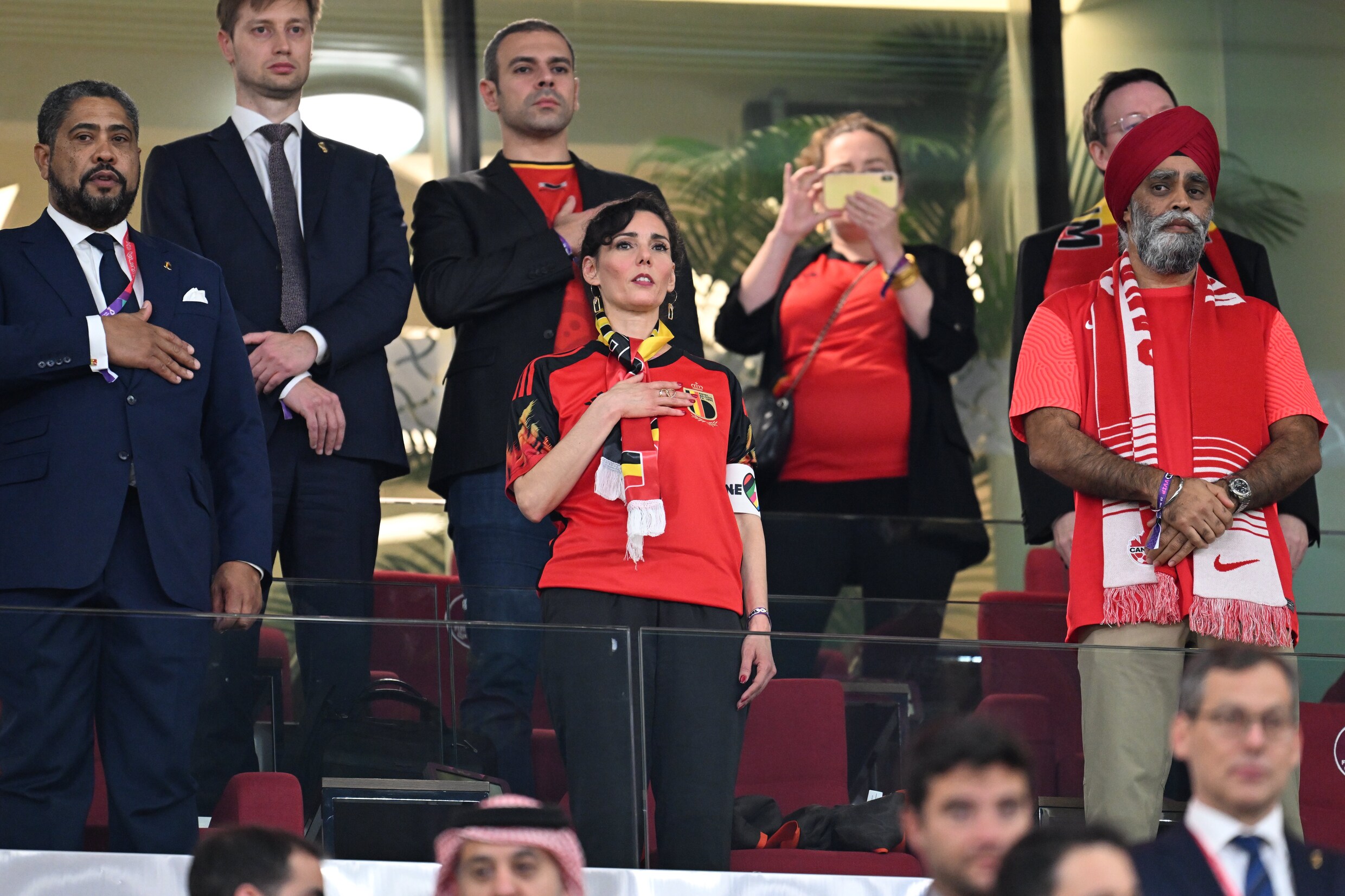 Minister Lahbib draagt ‘One Love’-band in tribune en gaat in gesprek met FIFA-baas Infantino tijdens match Duivels