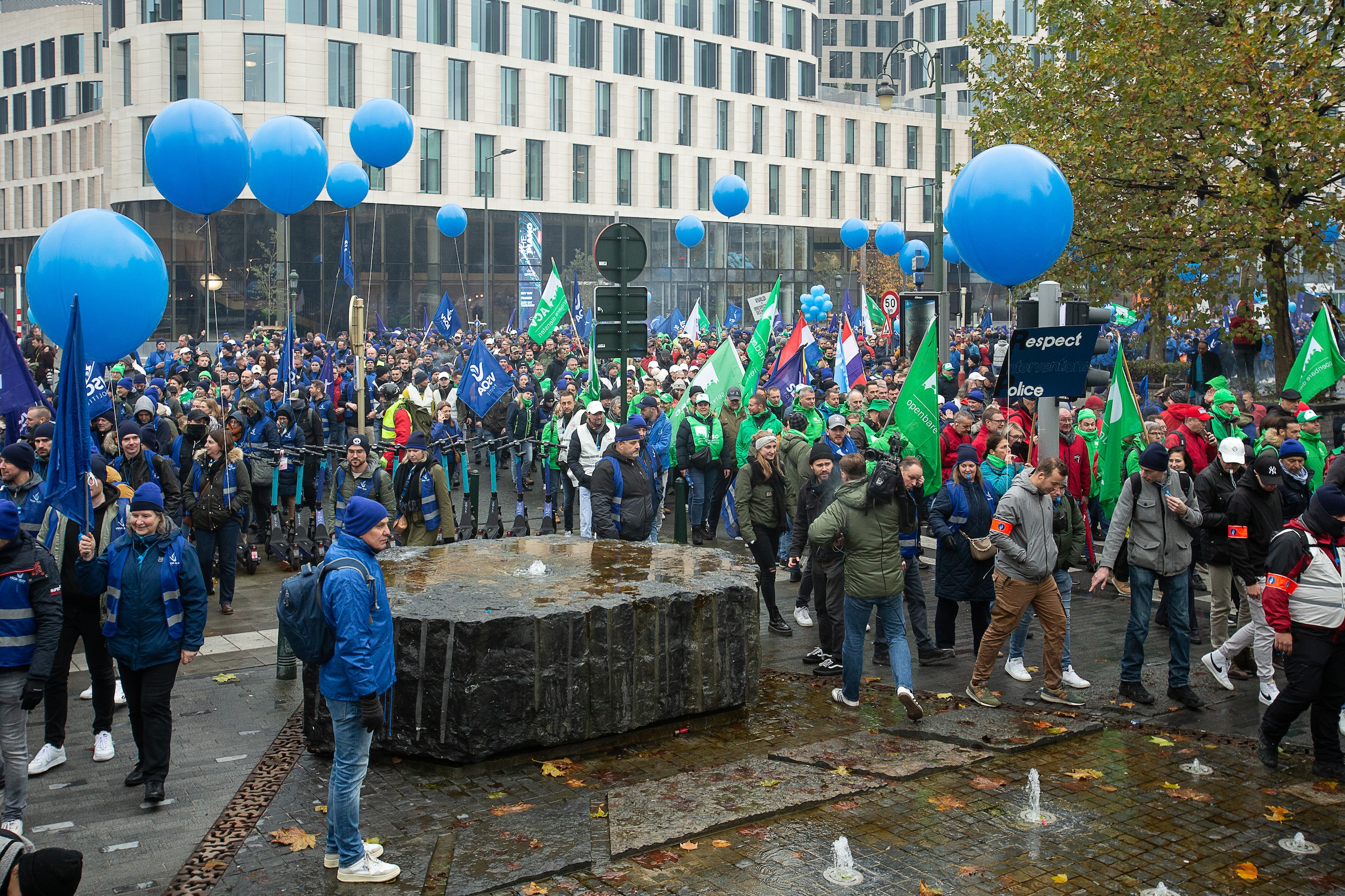 Betogende Politiebonden Bezetten Kruispunt Kunst-Wet En Gaan Naar ...