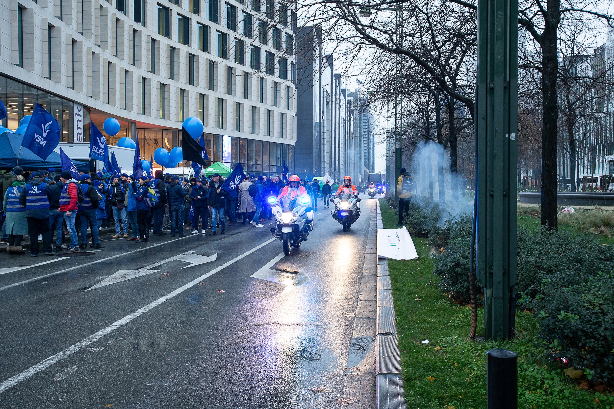 Betogende Politiebonden Bezetten Kruispunt Kunst-Wet En Gaan Naar ...